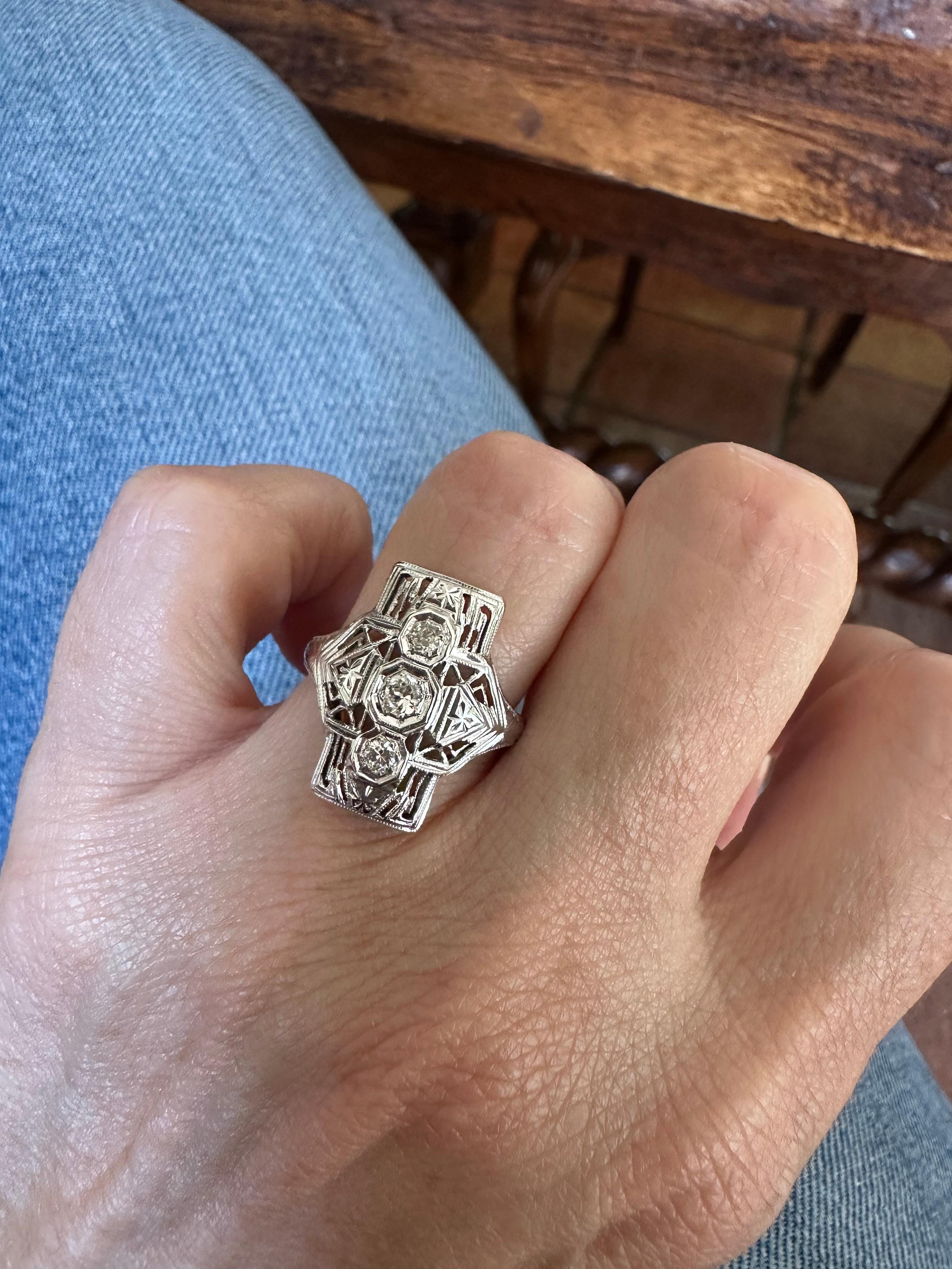 En venta: Sortija Art Déco de tres piedras, diamantes y filigrana  7