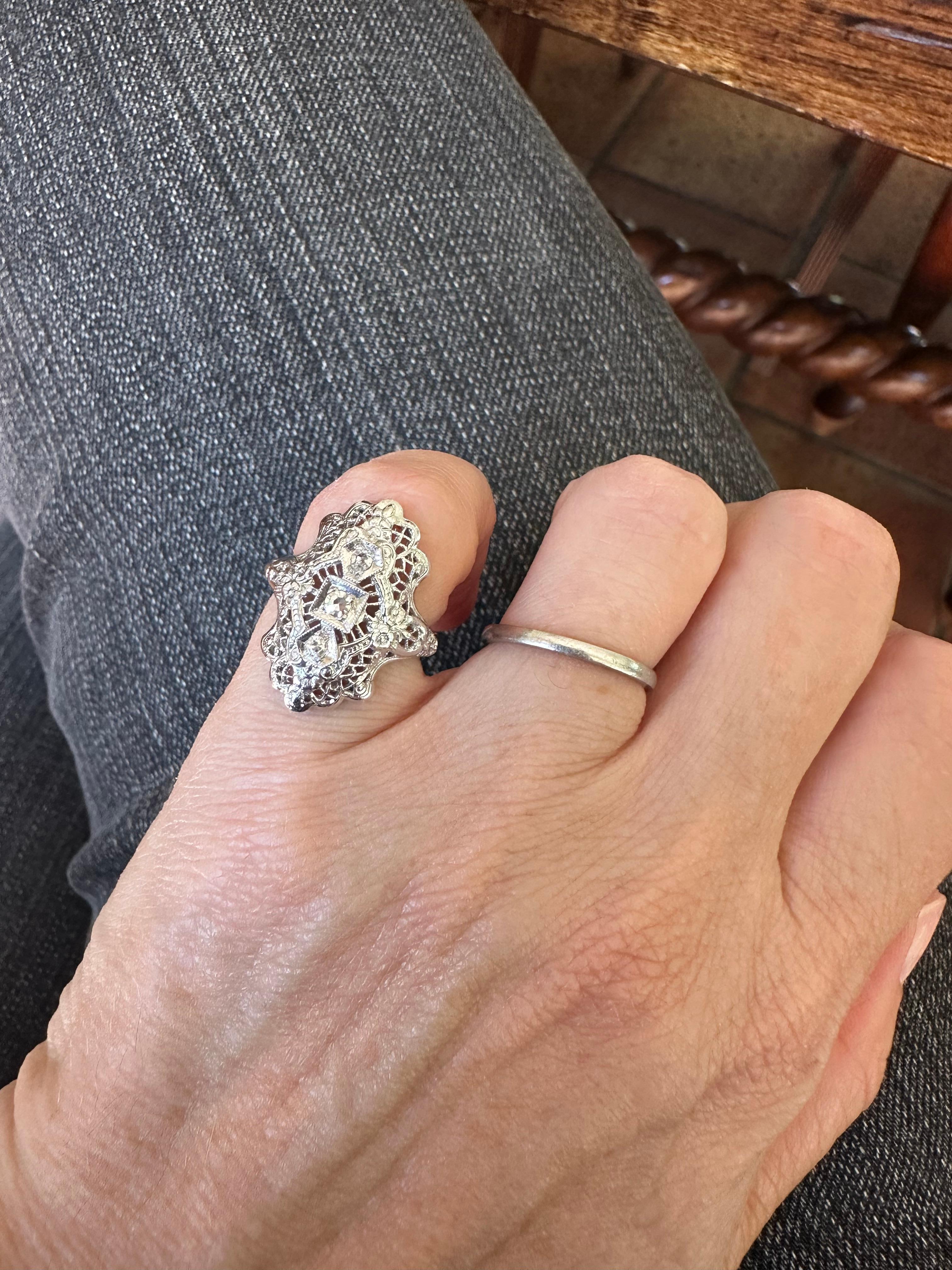 Art Deco Three-Stone Diamond and Filigree Dinner Ring For Sale 2
