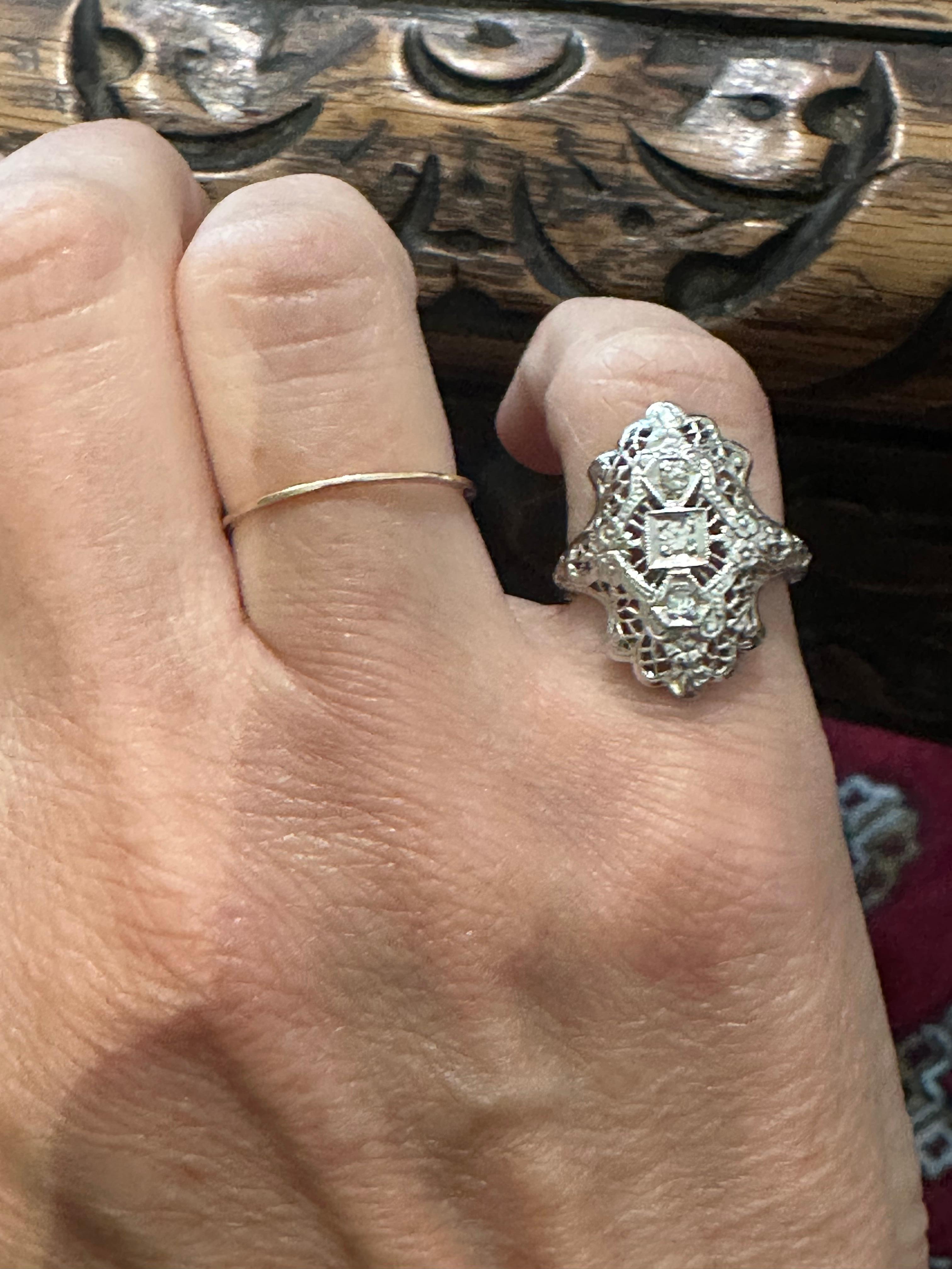 Art Deco Three-Stone Diamond and Filigree Dinner Ring For Sale 4
