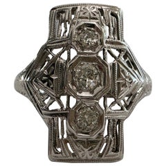 Sortija Art Déco de tres piedras, diamantes y filigrana