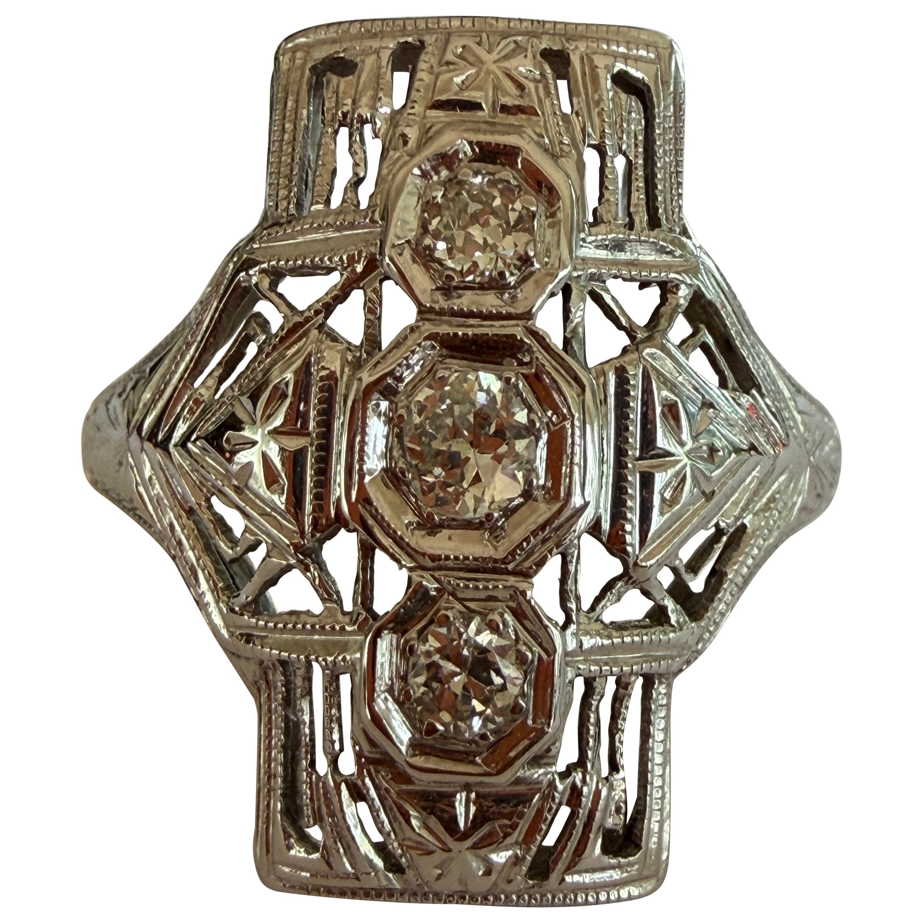 Anello da cena Art Deco a tre pietre con diamanti e filigrana