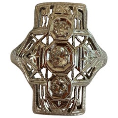 Anello da cena Art Deco a tre pietre con diamanti e filigrana