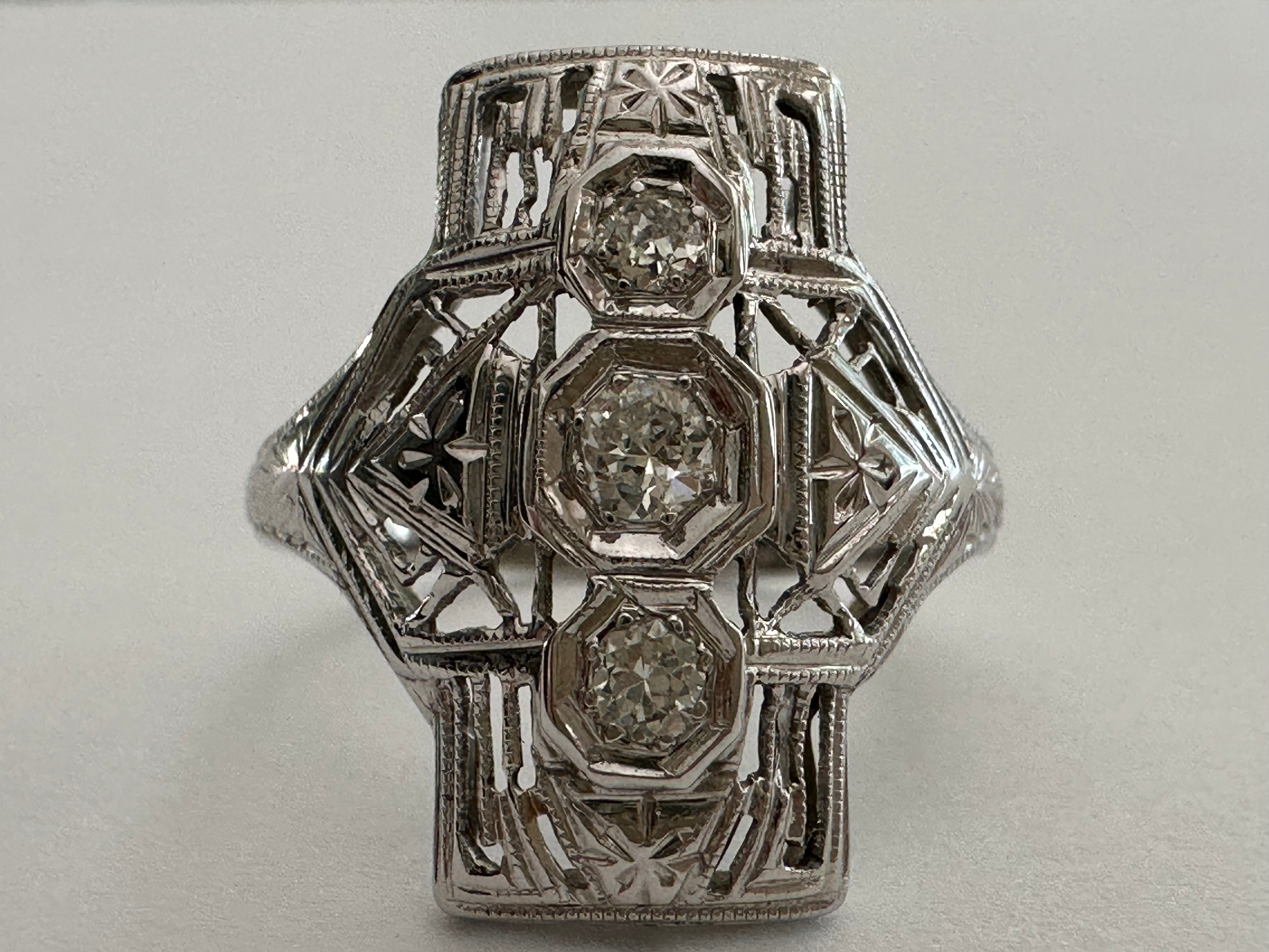 En venta: Sortija Art Déco de tres piedras, diamantes y filigrana