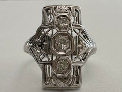 Sortija Art Déco de tres piedras, diamantes y filigrana