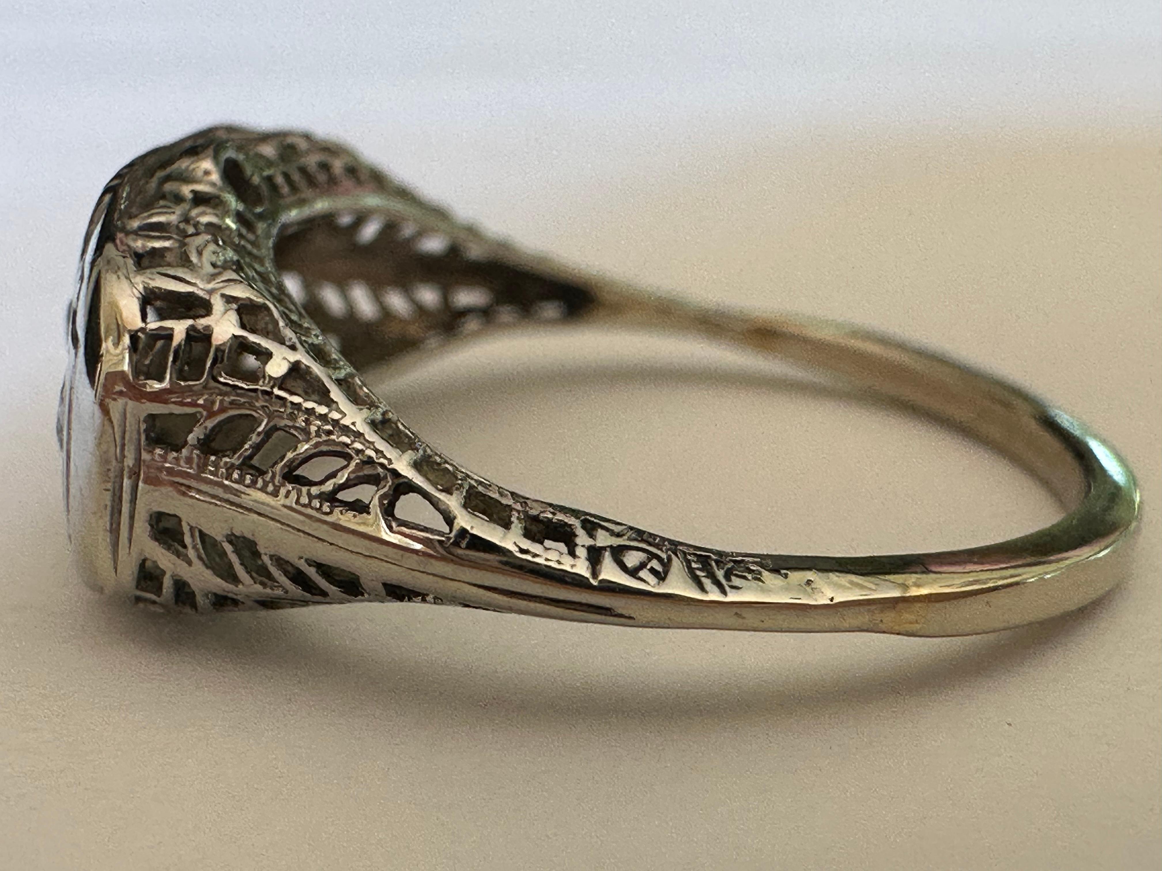 Art Déco Anello Art Deco a tre pietre con diamanti e filigrana in vendita