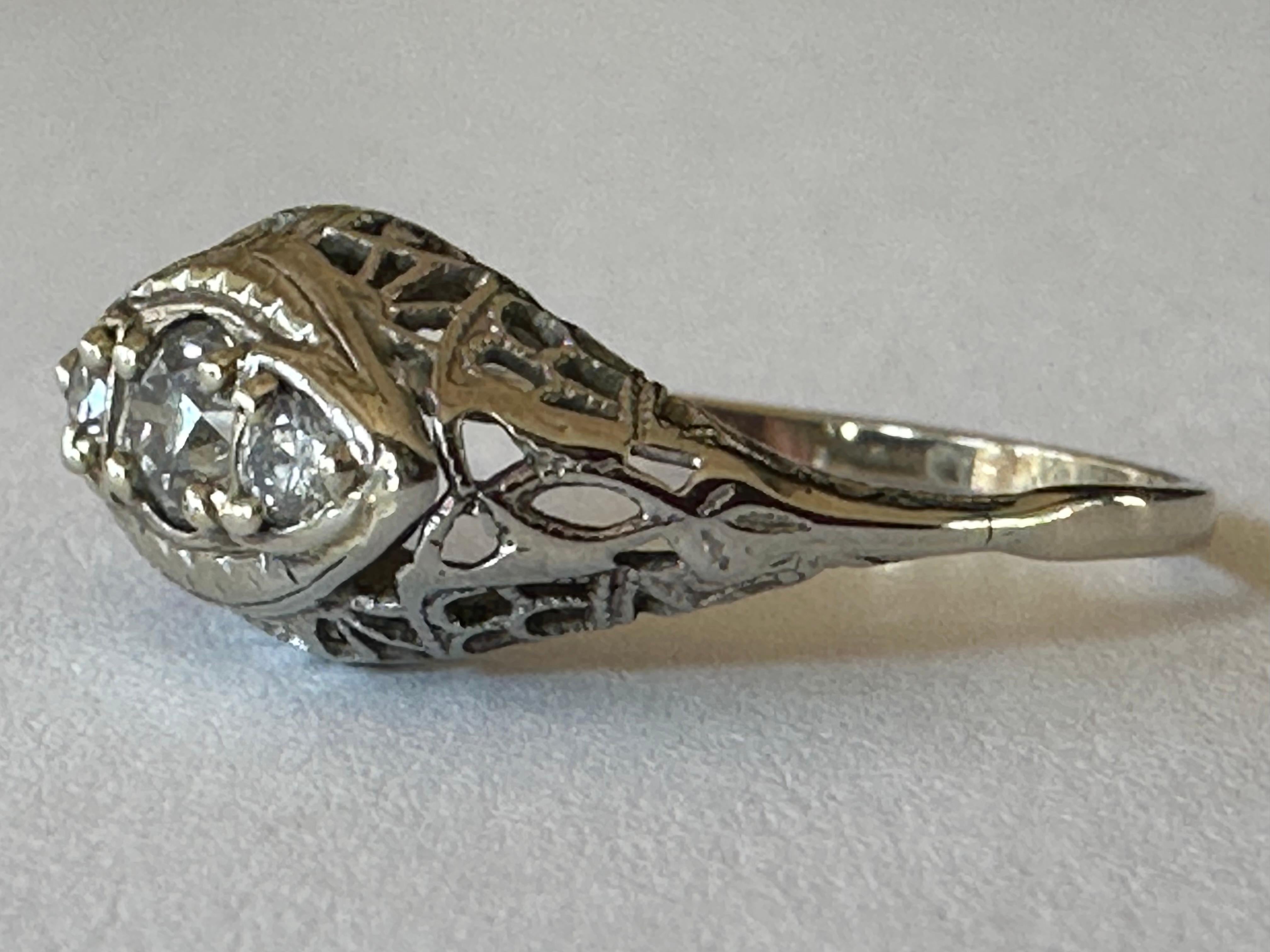 Filigraner Art-Déco-Ring mit drei Steinen und Diamanten  (Alteuropäischer Schliff) im Angebot