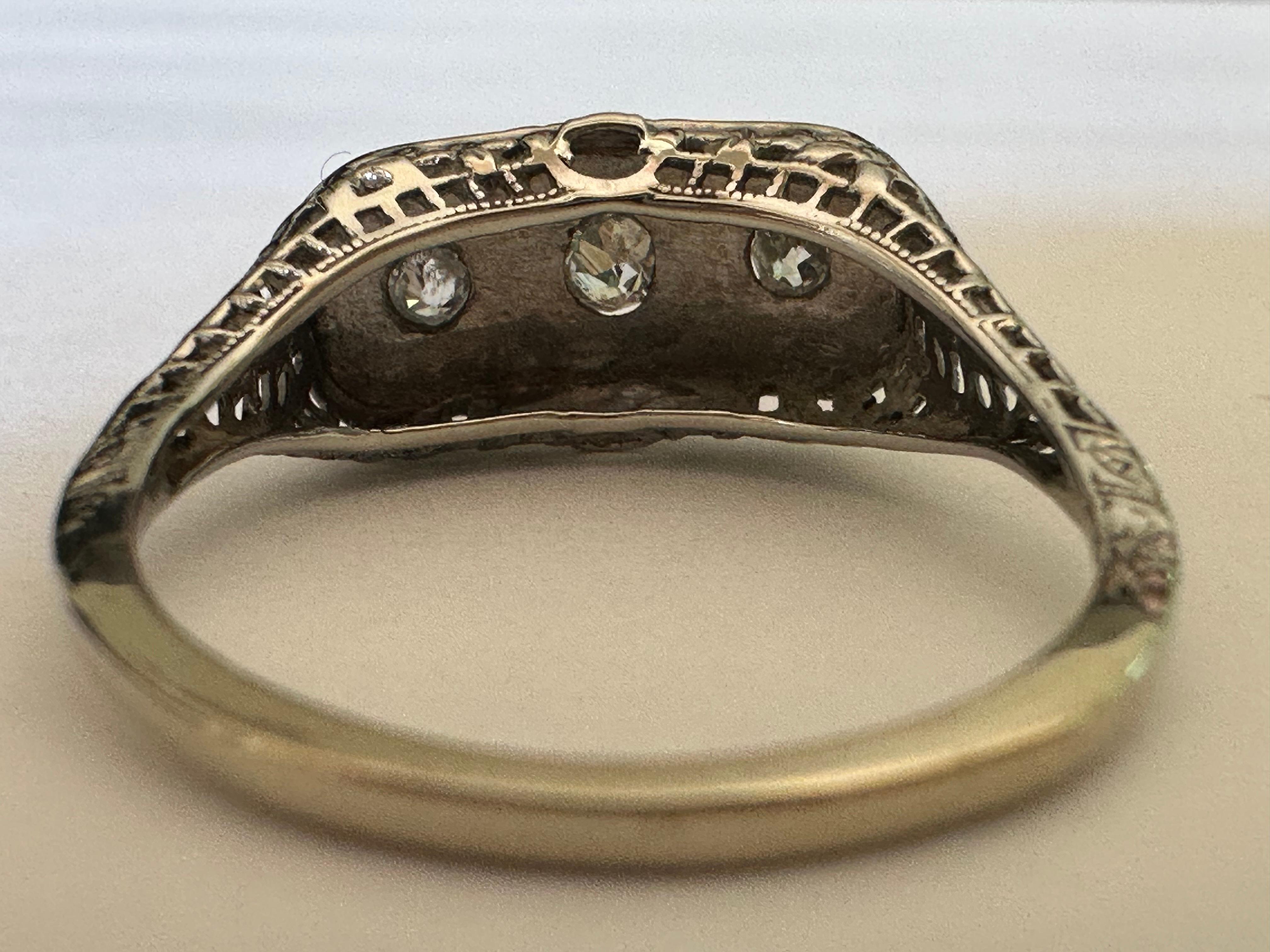 Taglio antico europeo Anello Art Deco a tre pietre con diamanti e filigrana in vendita