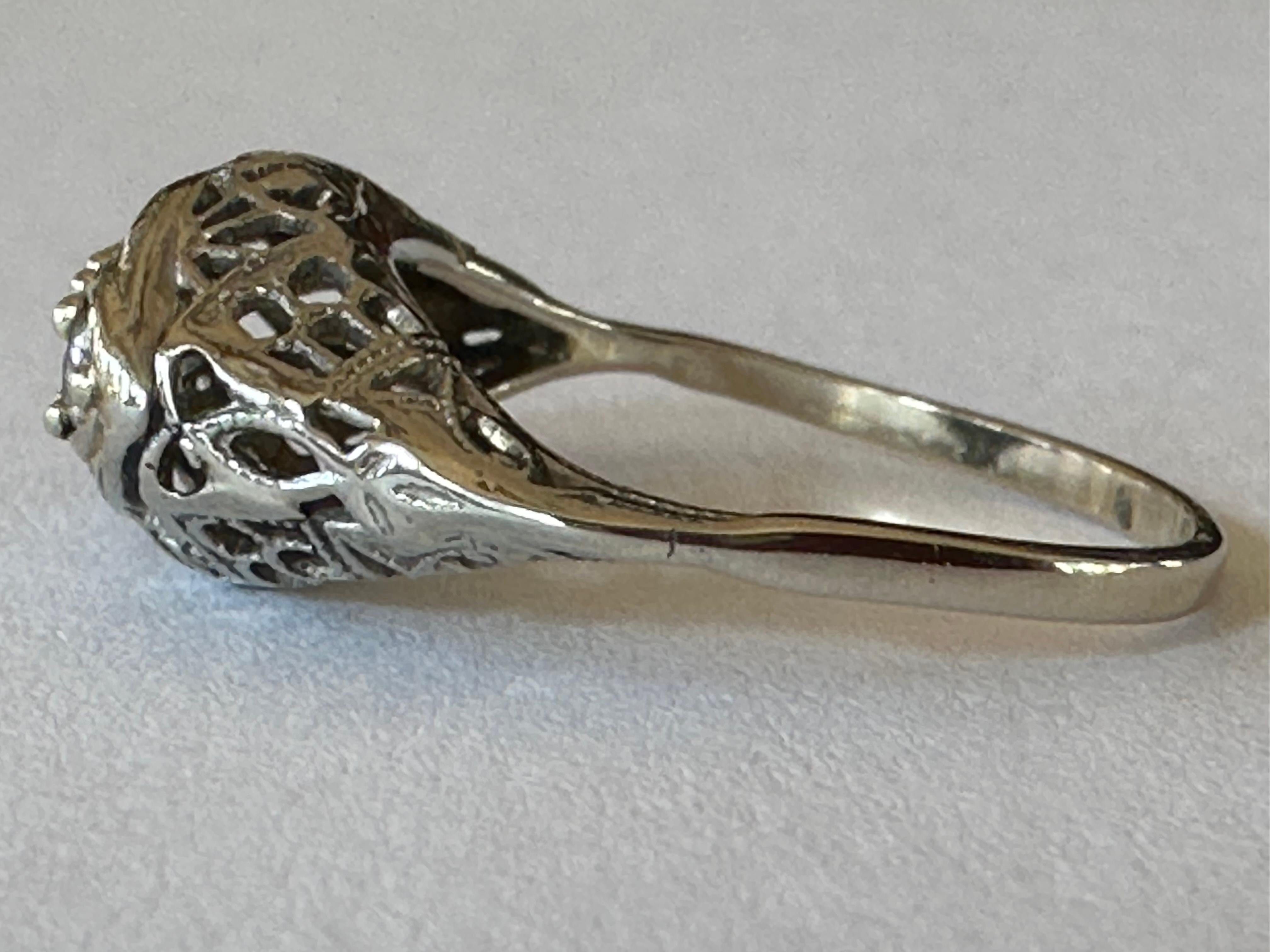 Filigraner Art-Déco-Ring mit drei Steinen und Diamanten  im Zustand „Gut“ im Angebot in Denver, CO
