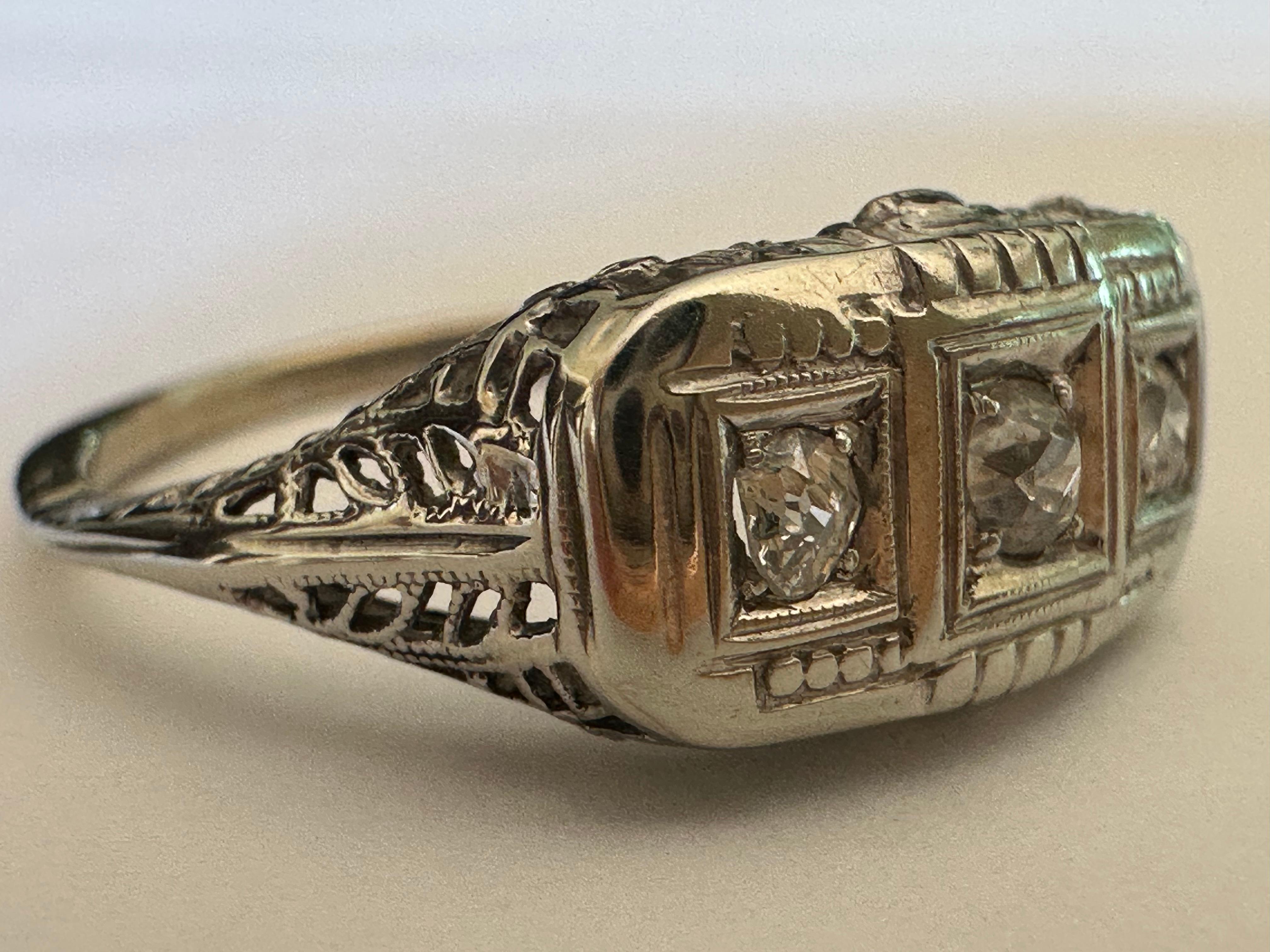 Anello Art Deco a tre pietre con diamanti e filigrana In condizioni buone in vendita a Denver, CO