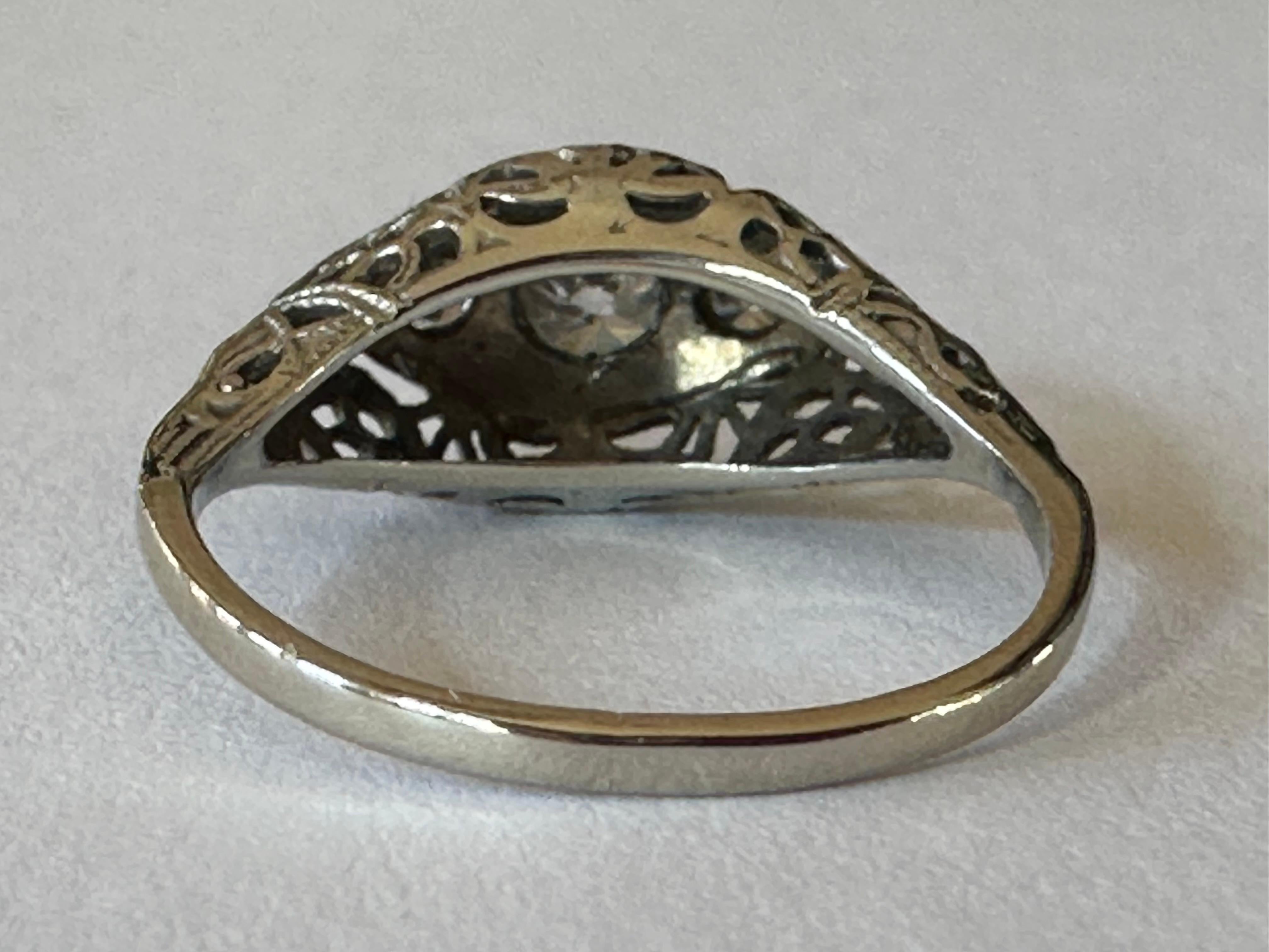 Art Deco Three-Stone Diamond and Filigree Ring  For Sale 1