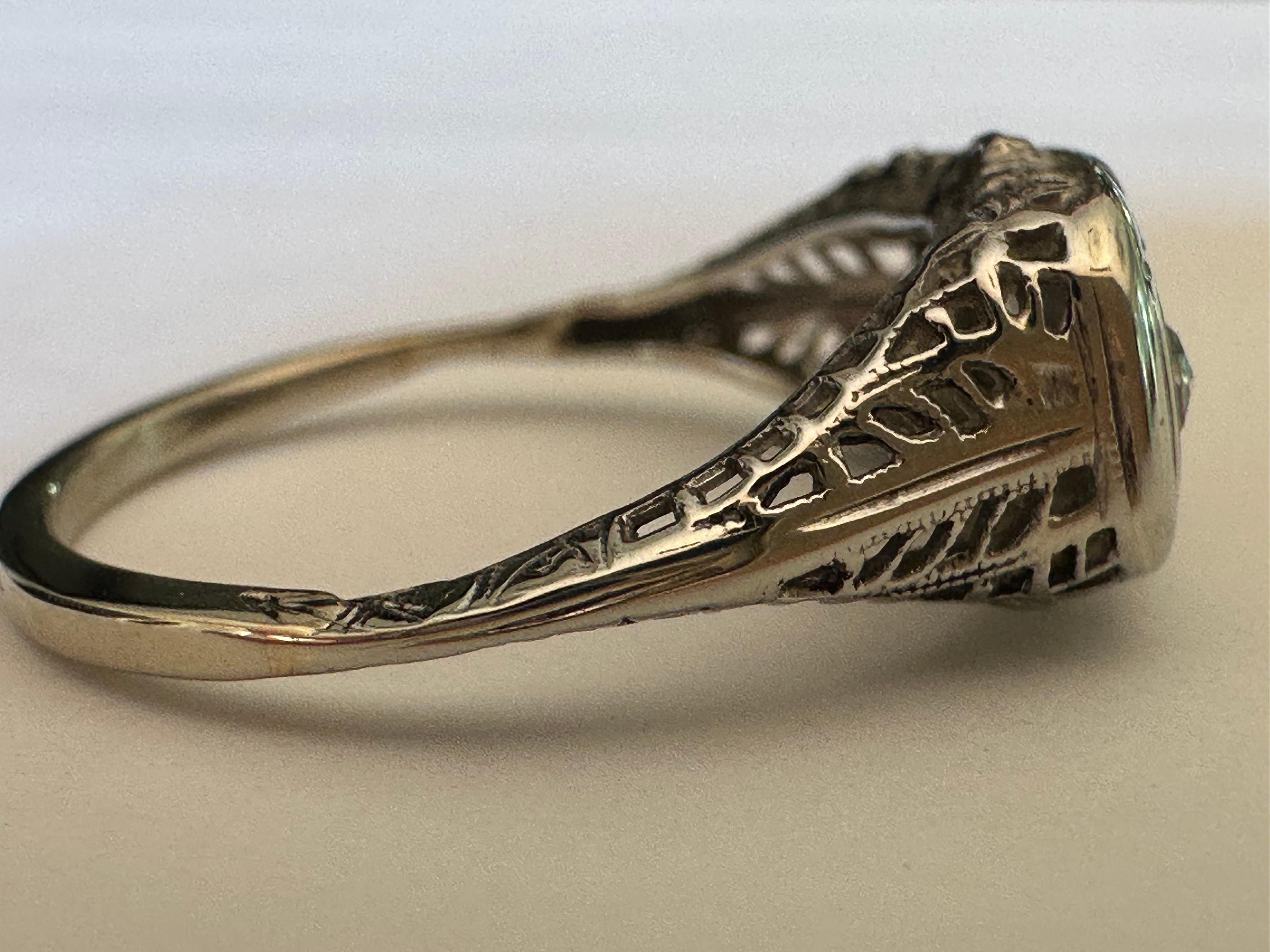 Donna Anello Art Deco a tre pietre con diamanti e filigrana in vendita