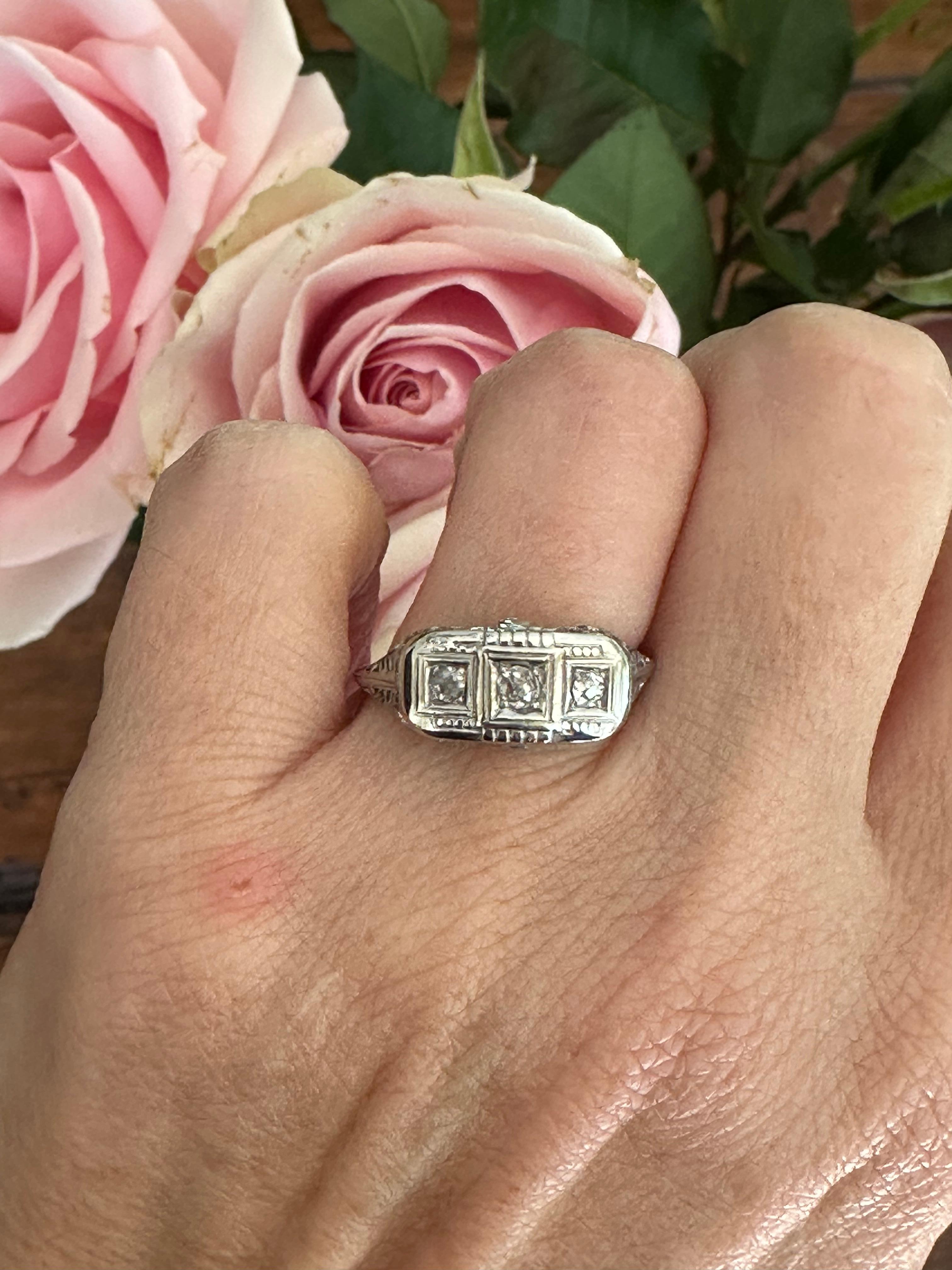 Anello Art Deco a tre pietre con diamanti e filigrana in vendita 1