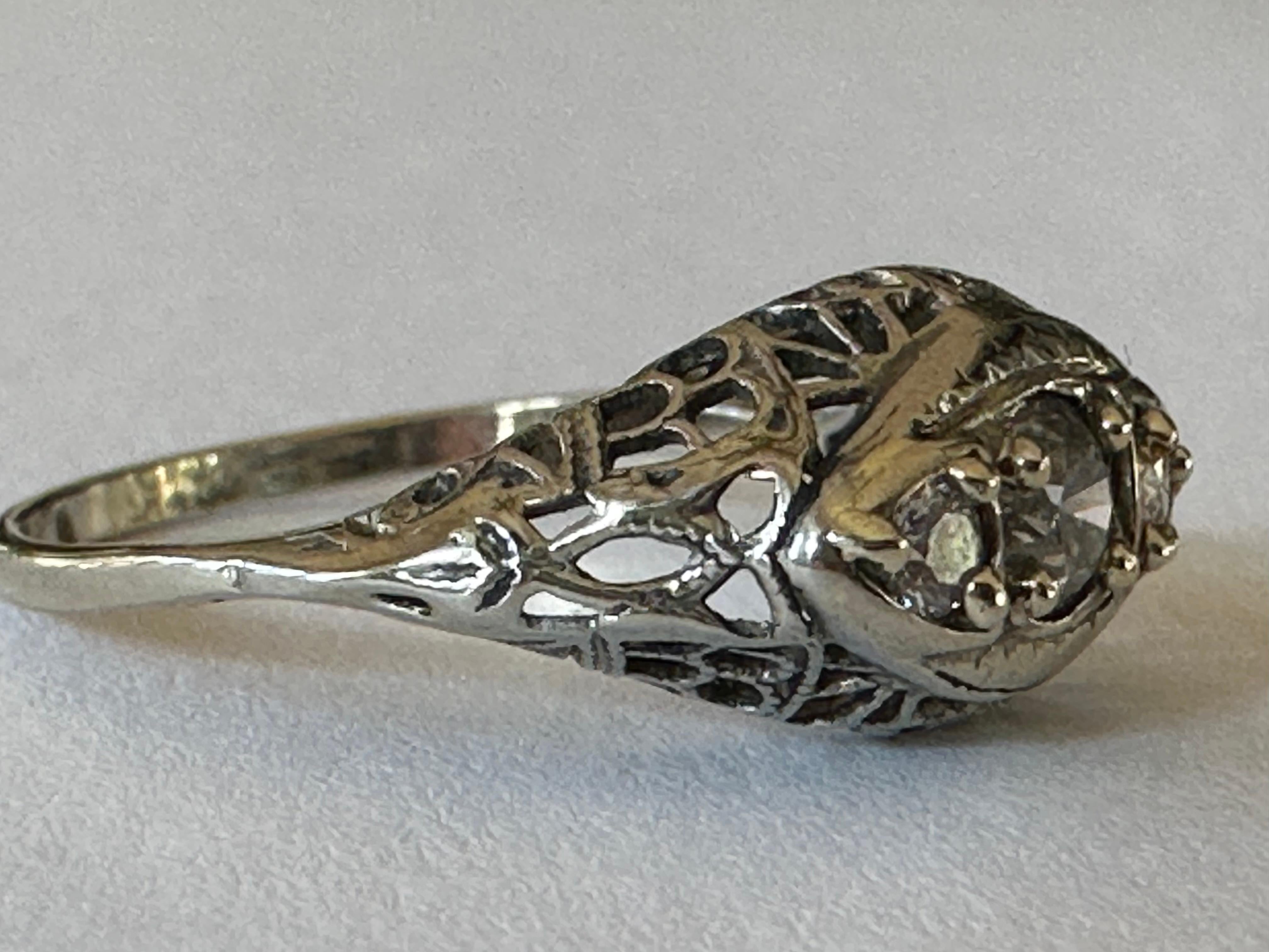 Filigraner Art-Déco-Ring mit drei Steinen und Diamanten  im Angebot 2