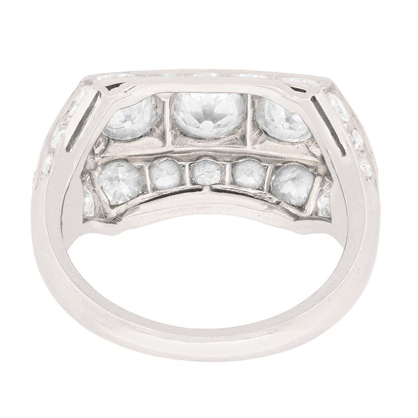 Art Deco Three-Stone Diamond Cluster Ring, circa 1920s In Good Condition In London, GB