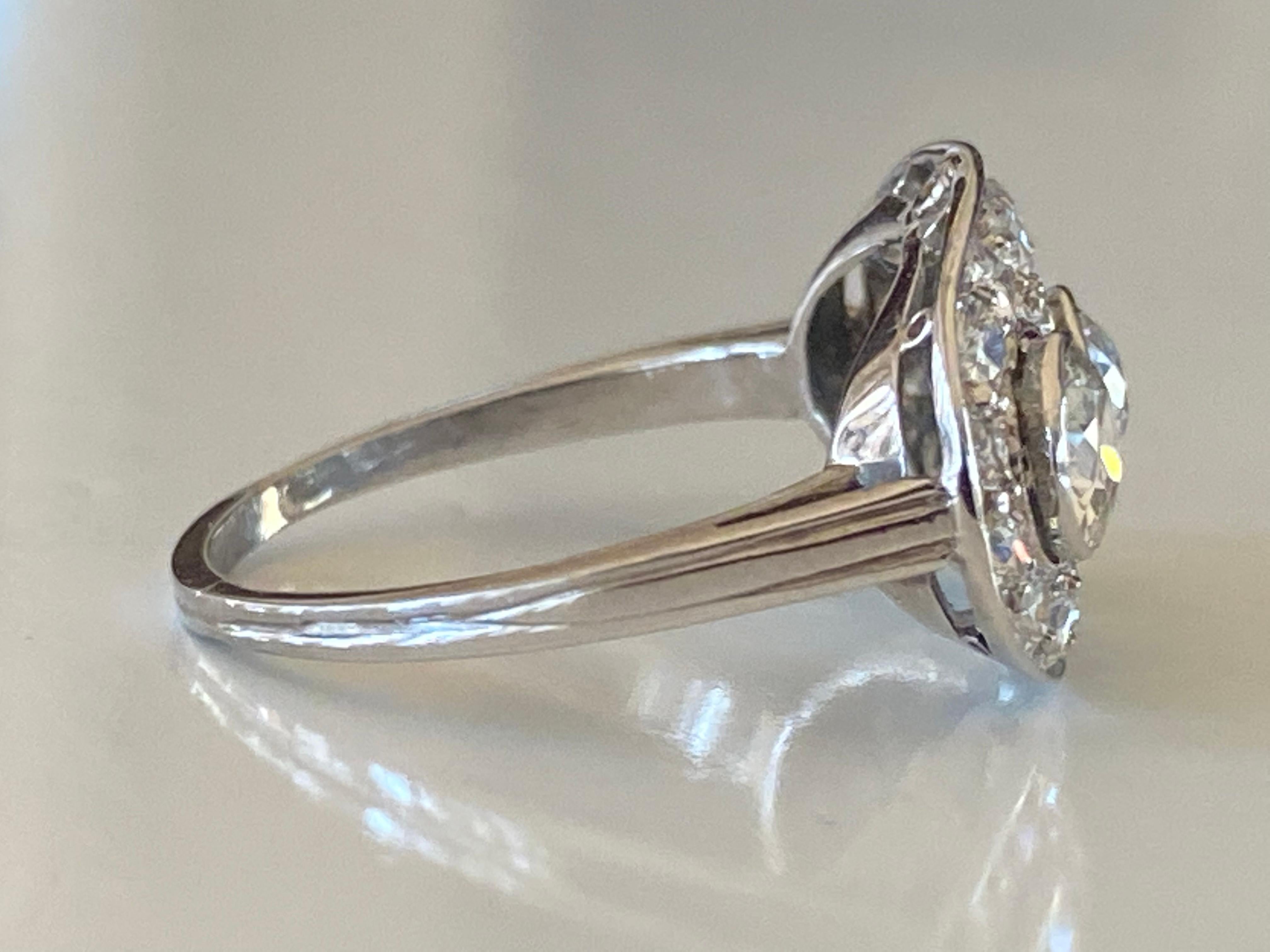 Art Deco Dreisteiniger Diamant-Cluster-Ring mit Diamanten (Alteuropäischer Schliff) im Angebot