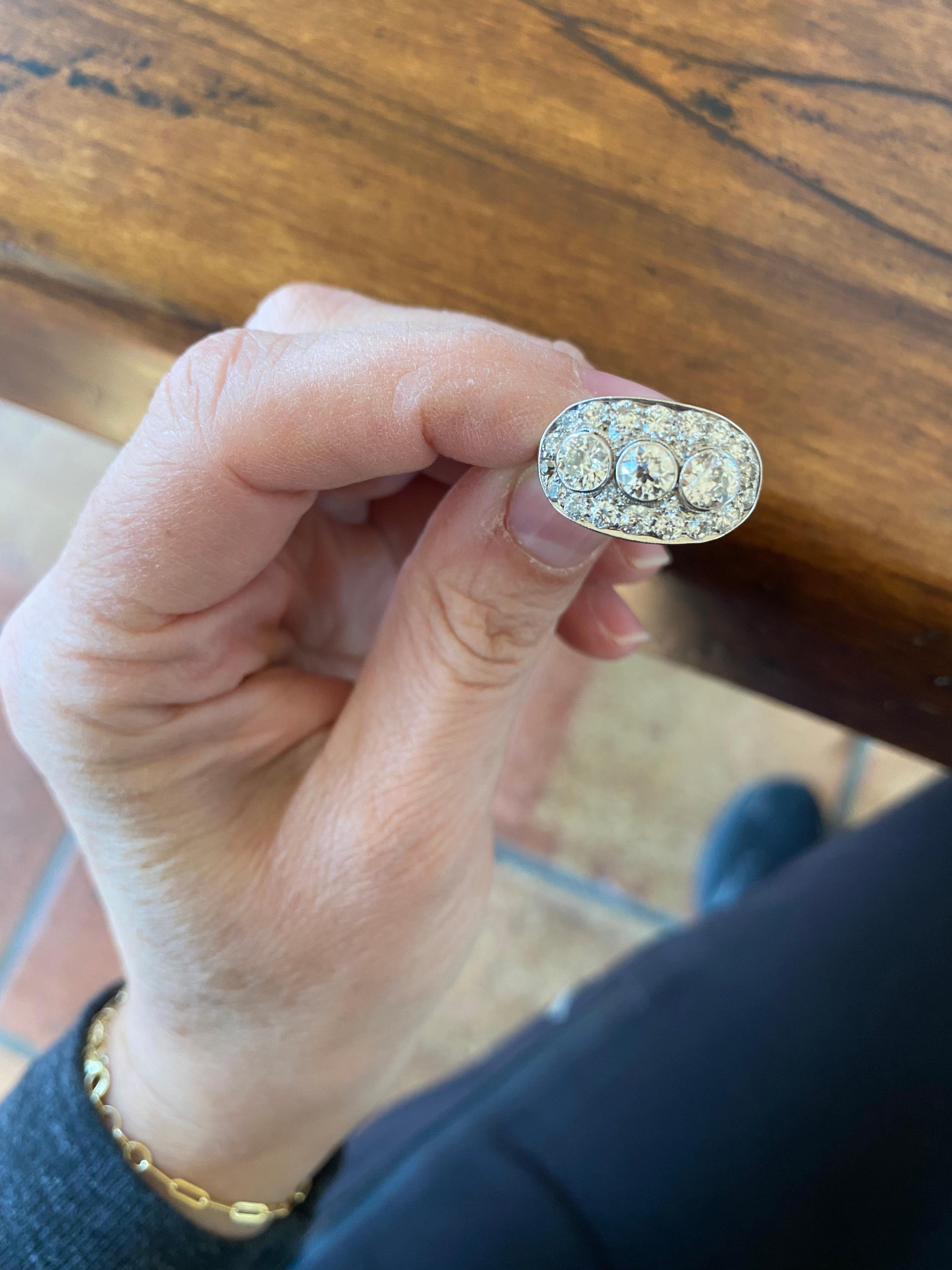 Art Deco Dreisteiniger Diamant-Cluster-Ring mit Diamanten im Zustand „Gut“ im Angebot in Denver, CO