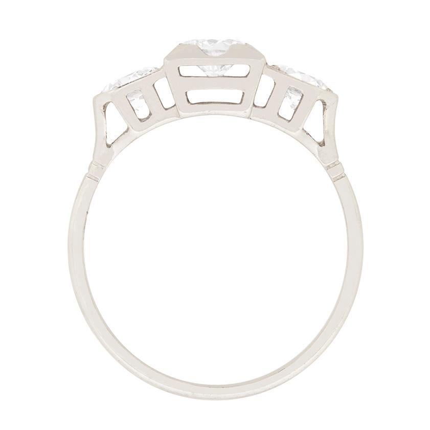 Dieser Ring im Stil des Art déco aus den 1920er Jahren ist ganz aus Platin gefertigt. Die drei Diamanten im Altschliff mit einem Gesamtgewicht von 1,20 Karat haben jeweils 0,40 Karat und sind fachmännisch in die Spannzangen eingefasst. Die exzellent