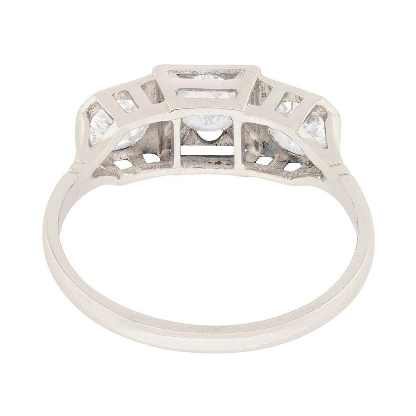 Dreistein-Diamant-Verlobungsring im Art-déco-Stil, ca. 1920er Jahre (Alteuropäischer Schliff) im Angebot