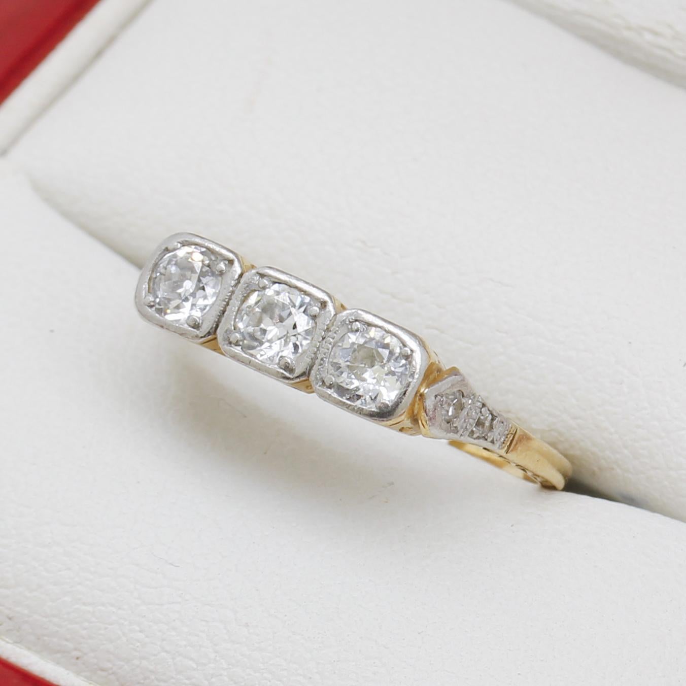 Art Deco Diamant-Verlobungsring mit drei Steinen (Alteuropäischer Schliff) im Angebot