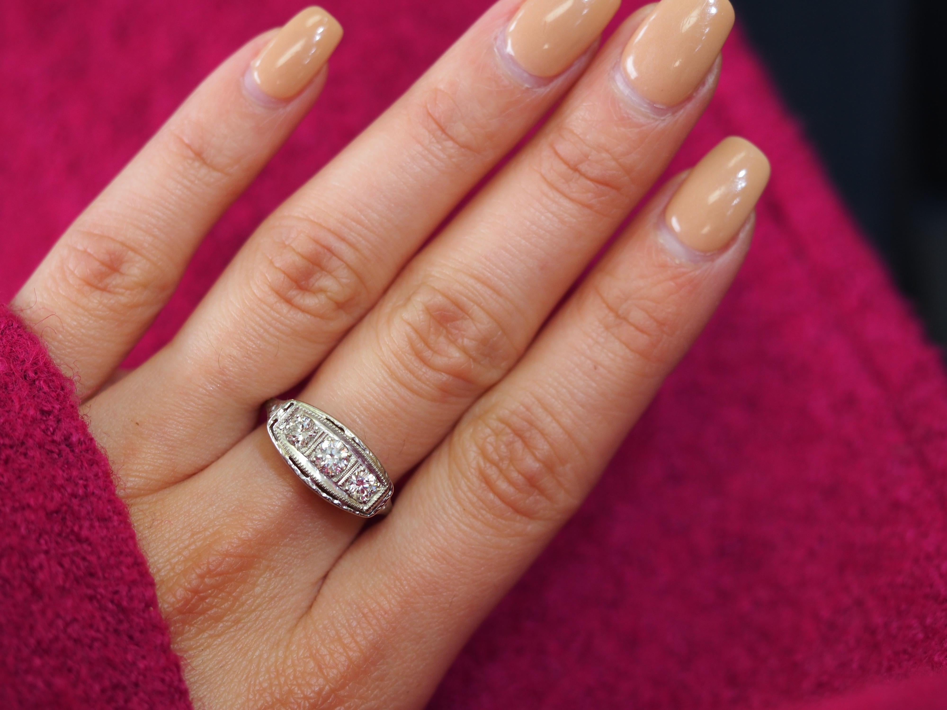 Art Deco Three-Stone Diamond Engagement Ring in 18 Karat Gold, circa 1920s For Sale 5