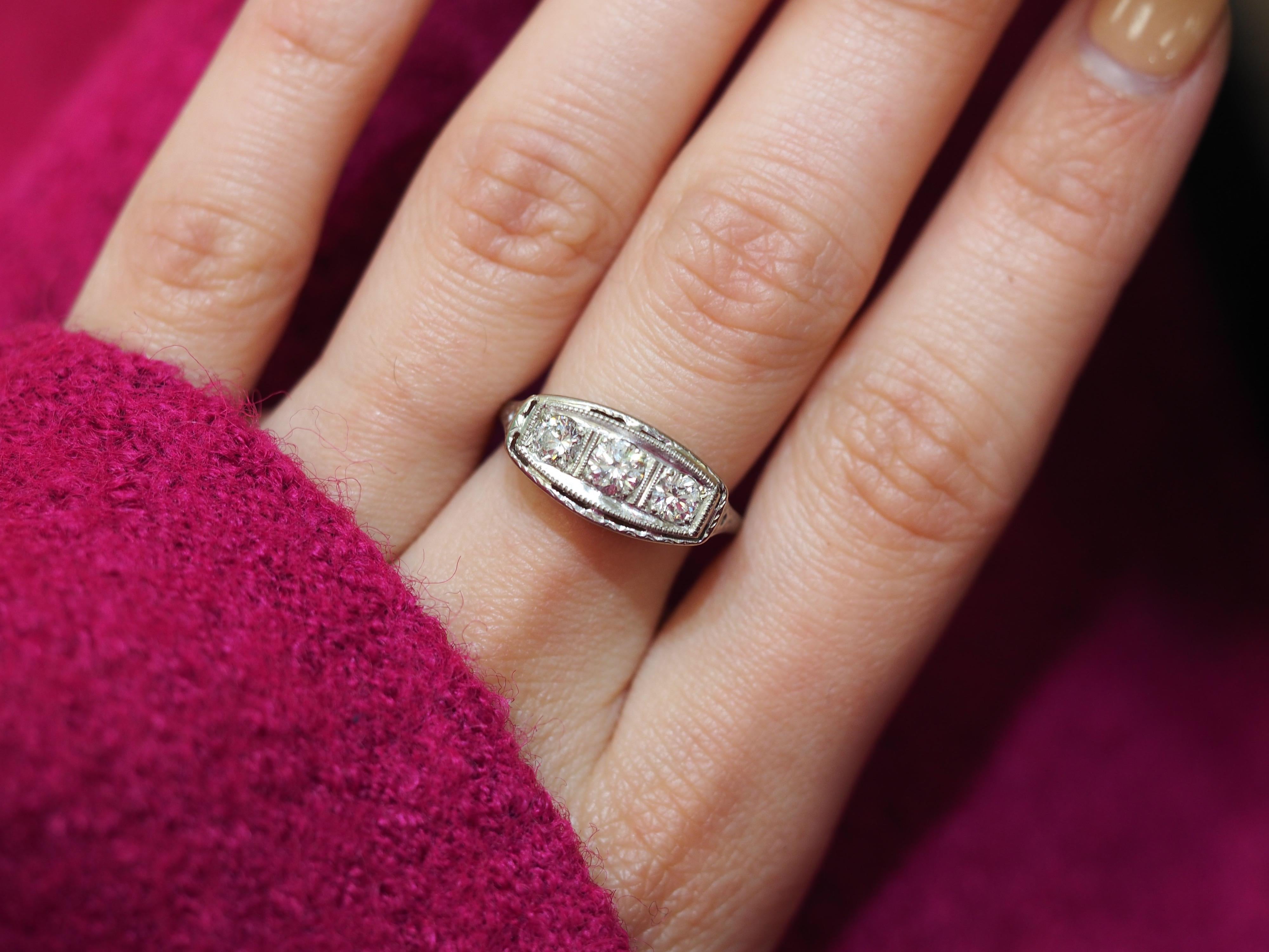 Round Cut Art Deco Three-Stone Diamond Engagement Ring in 18 Karat Gold, circa 1920s For Sale