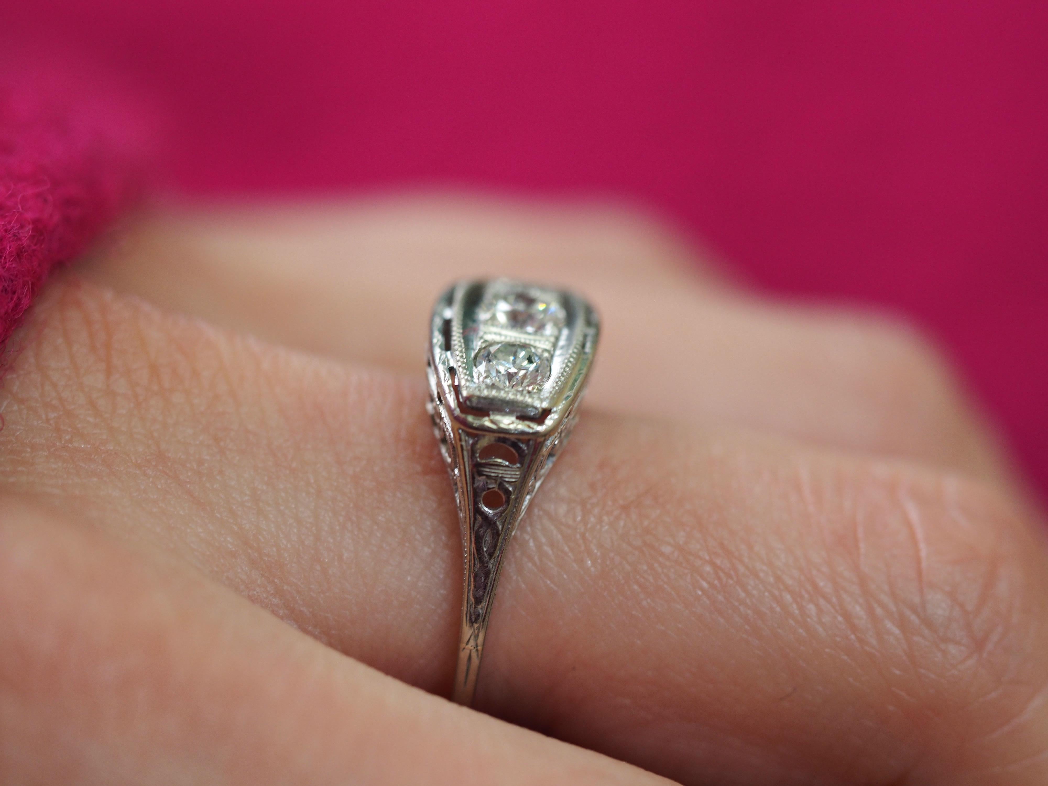 Art Deco Three-Stone Diamond Engagement Ring in 18 Karat Gold, circa 1920s In Good Condition For Sale In Addison, TX
