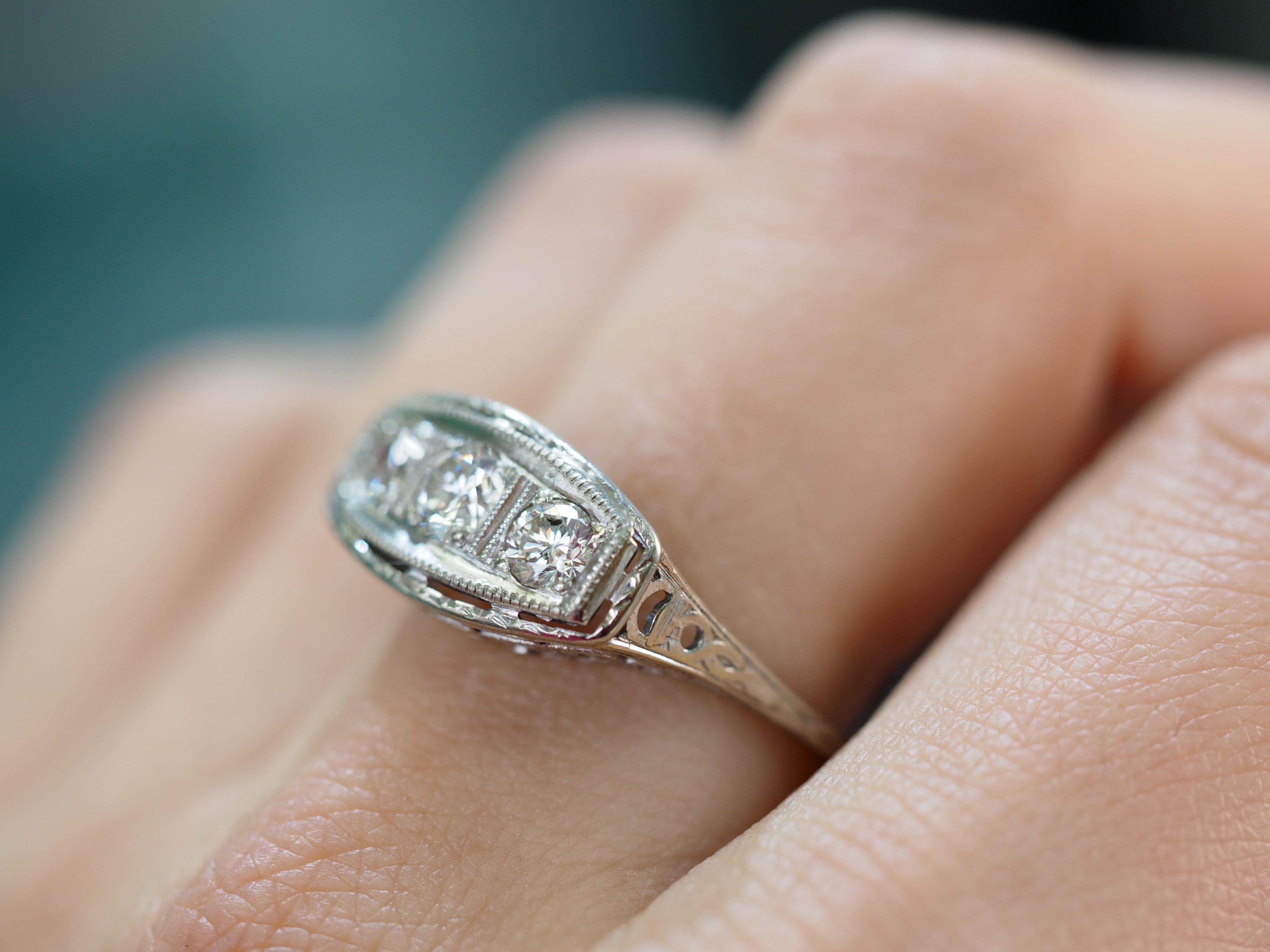 Women's or Men's Art Deco Three-Stone Diamond Engagement Ring in 18 Karat Gold, circa 1920s For Sale