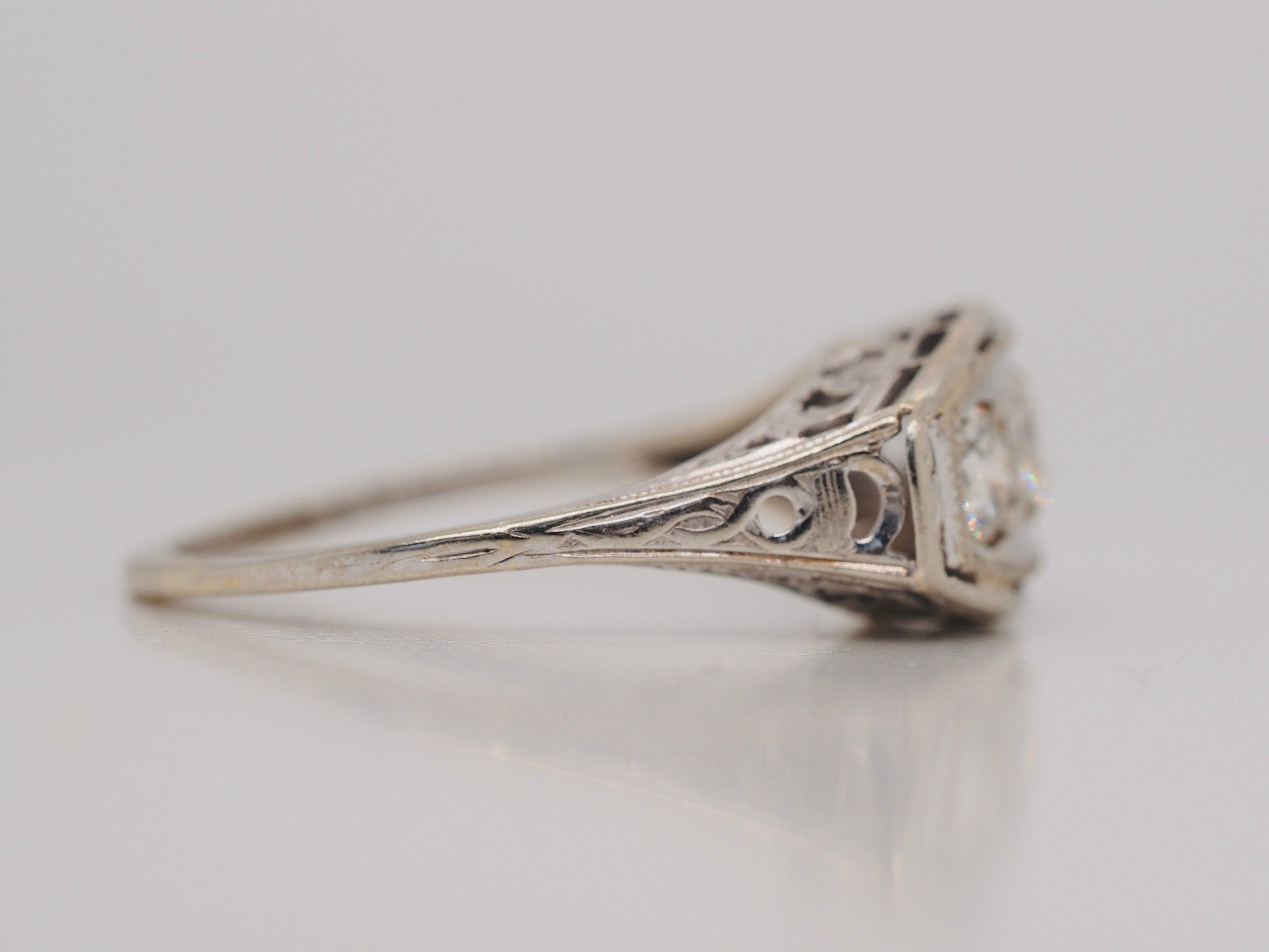 Art Deco Three-Stone Diamond Engagement Ring in 18 Karat Gold, circa 1920s For Sale 1