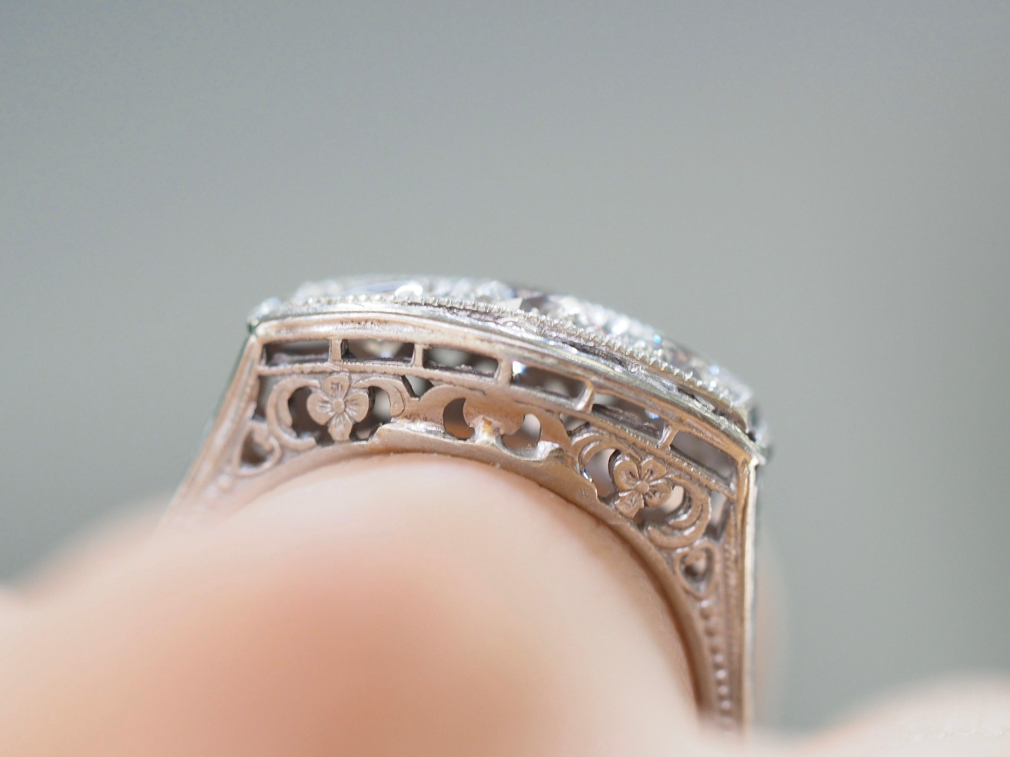 Art Deco Three-Stone Diamond Engagement Ring in 18 Karat Gold, circa 1920s For Sale 2