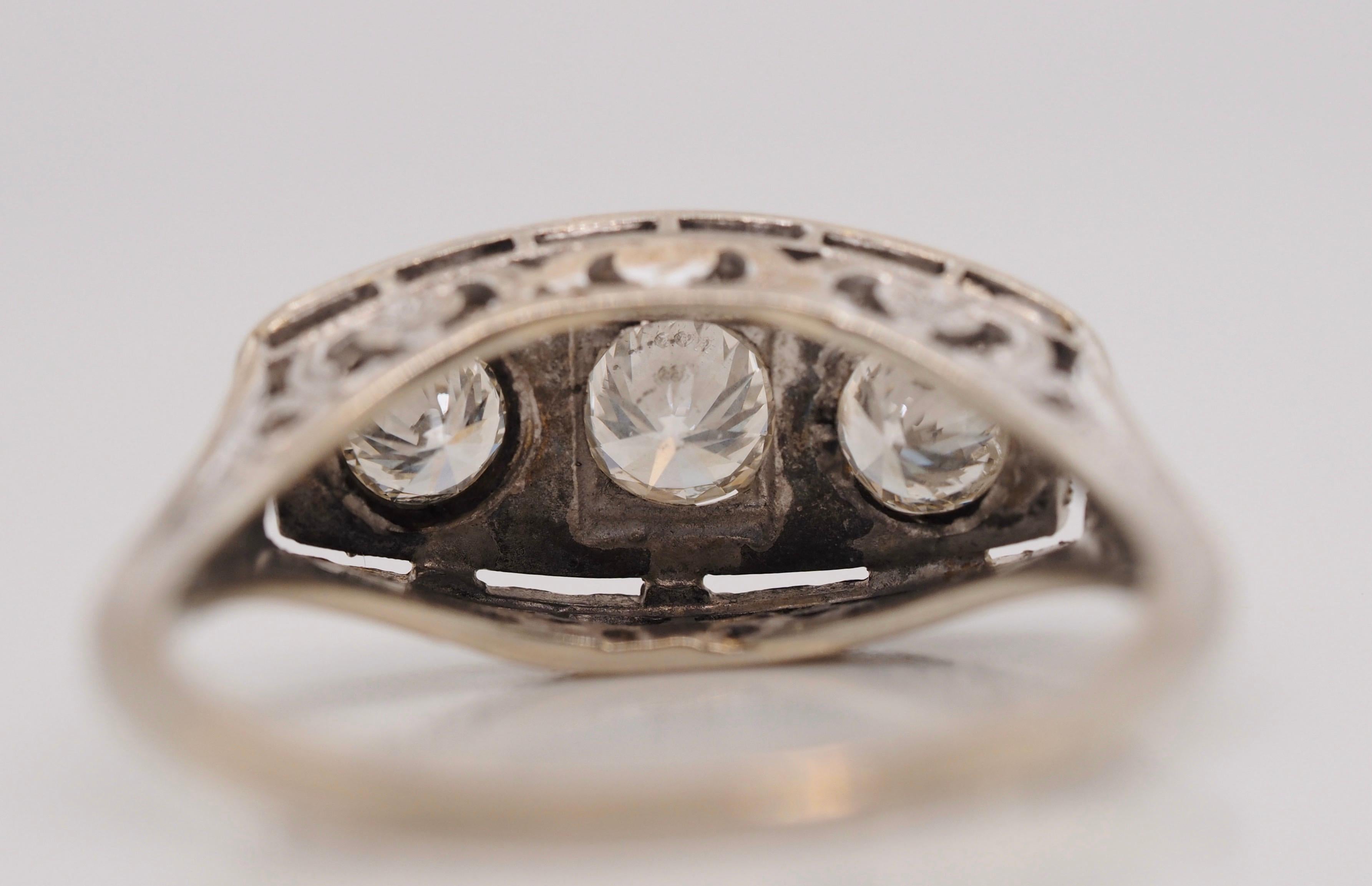 Art Deco Three-Stone Diamond Engagement Ring in 18 Karat Gold, circa 1920s For Sale 3