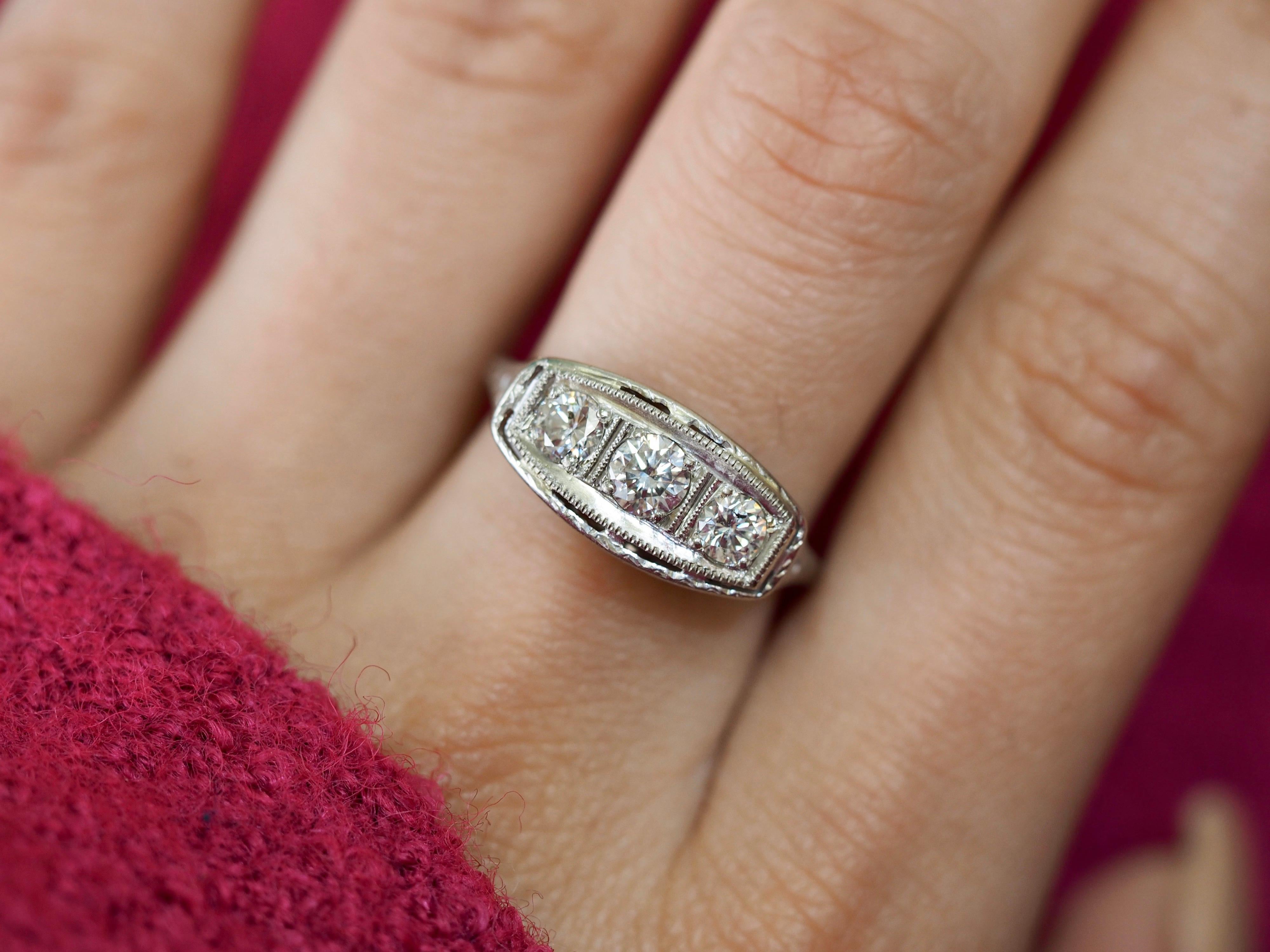 Art Deco Three-Stone Diamond Engagement Ring in 18 Karat Gold, circa 1920s For Sale 4