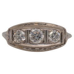 Art Deco Three-Stone Diamond Engagement Ring in 18 Karat Gold, circa 1920s