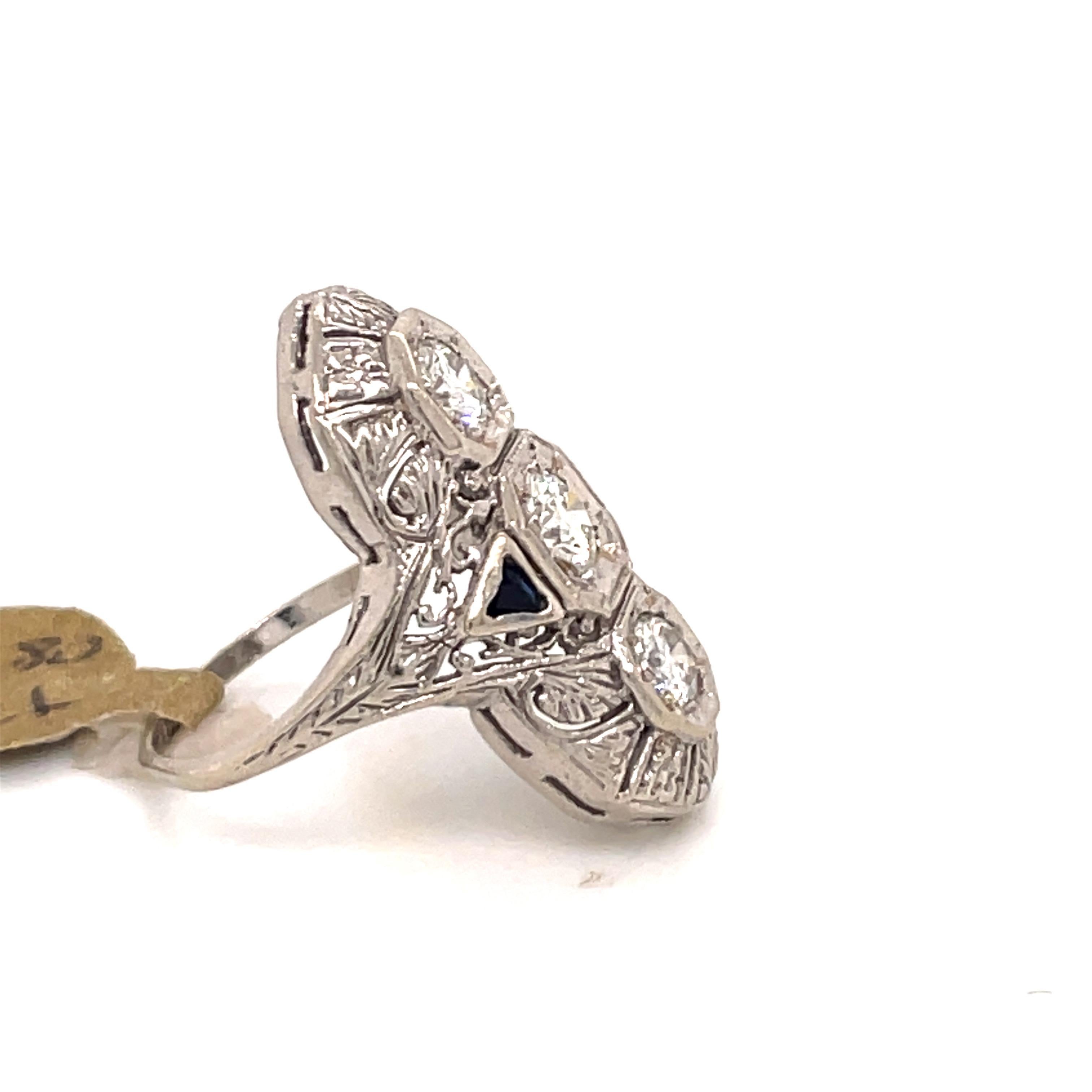 Art Deco Three Stone Diamond Filigree Ring 1 Carat 14 Karat White Gold 5.1 Grams In Good Condition For Sale In New York, NY