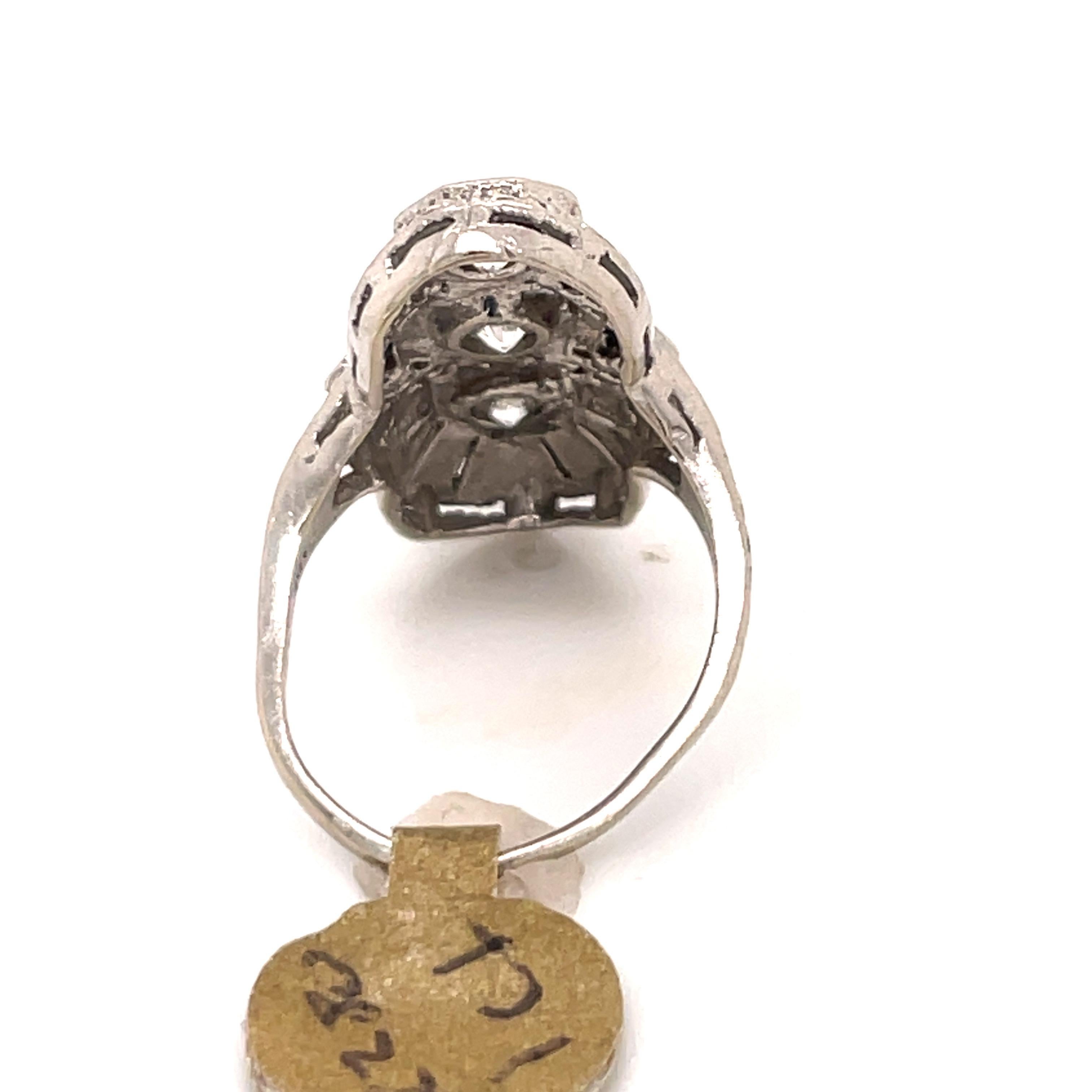 Anello in filigrana di diamanti a tre pietre Art Deco da 1 carato in oro bianco 14 carati da 5,1 grammi in vendita 3