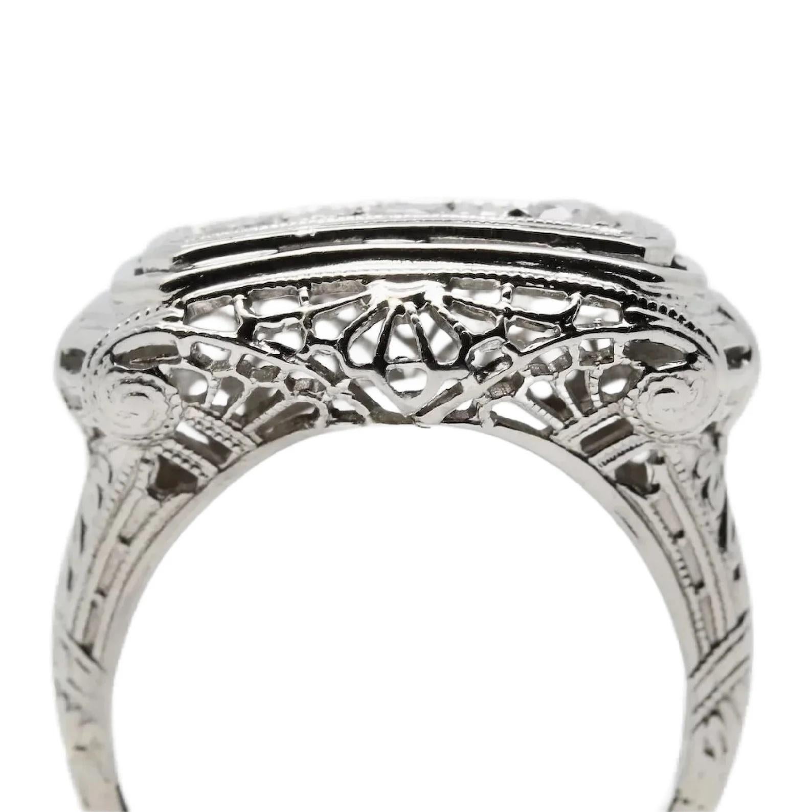 Art Deco Three Stone Diamond Filigree Ring in 18K White Gold In Good Condition In Boston, MA