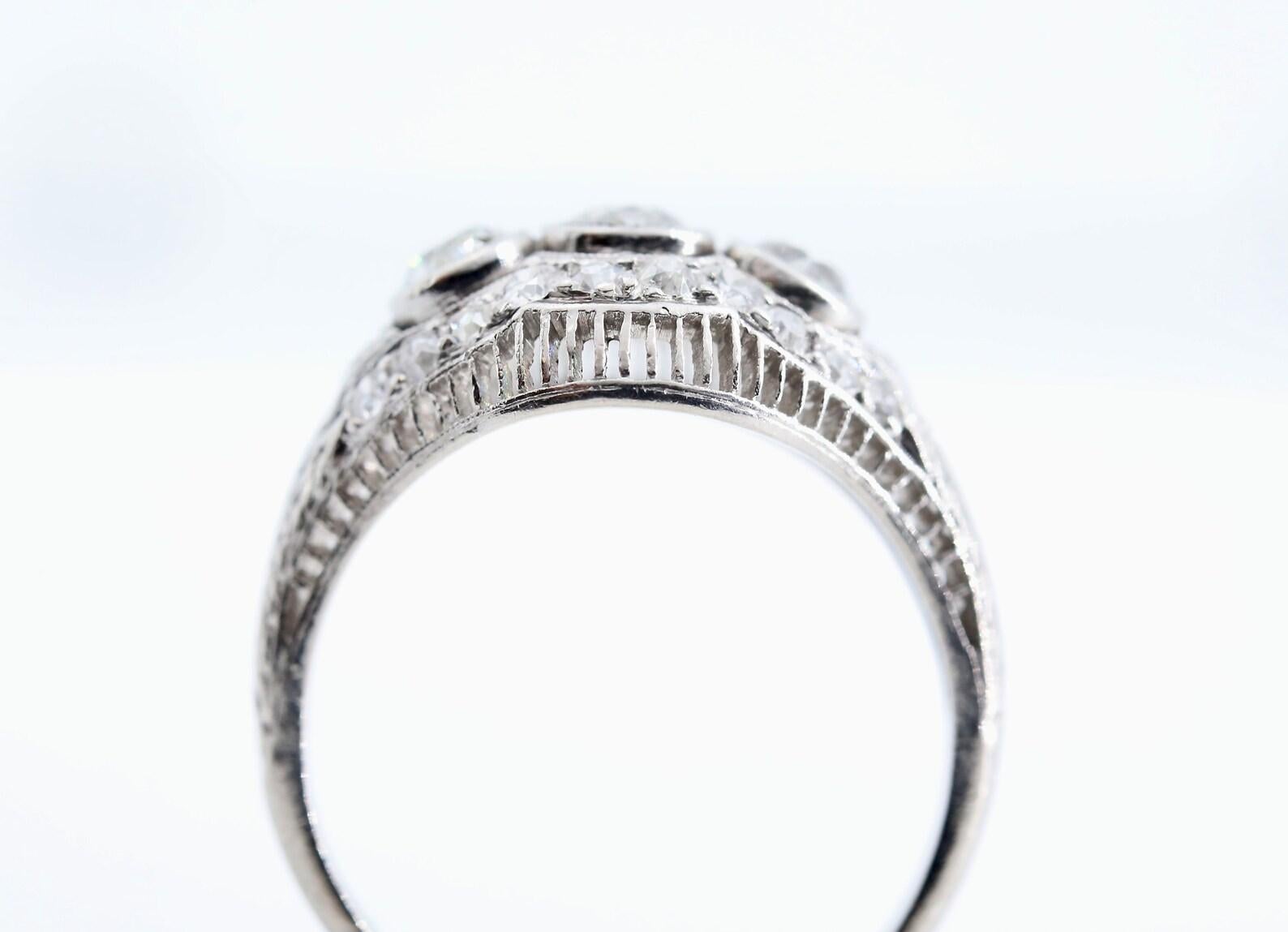 Filigraner Art-Déco-Ring aus Platin mit drei Steinen und Diamanten (Alteuropäischer Schliff) im Angebot