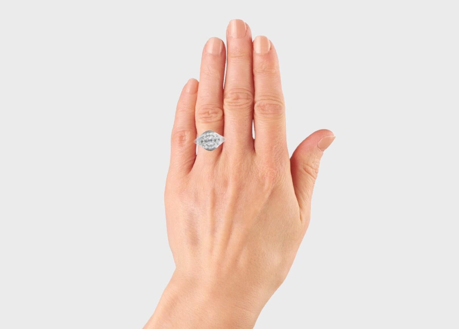 Filigraner Art-Déco-Ring aus Platin mit drei Steinen und Diamanten im Zustand „Gut“ im Angebot in Boston, MA