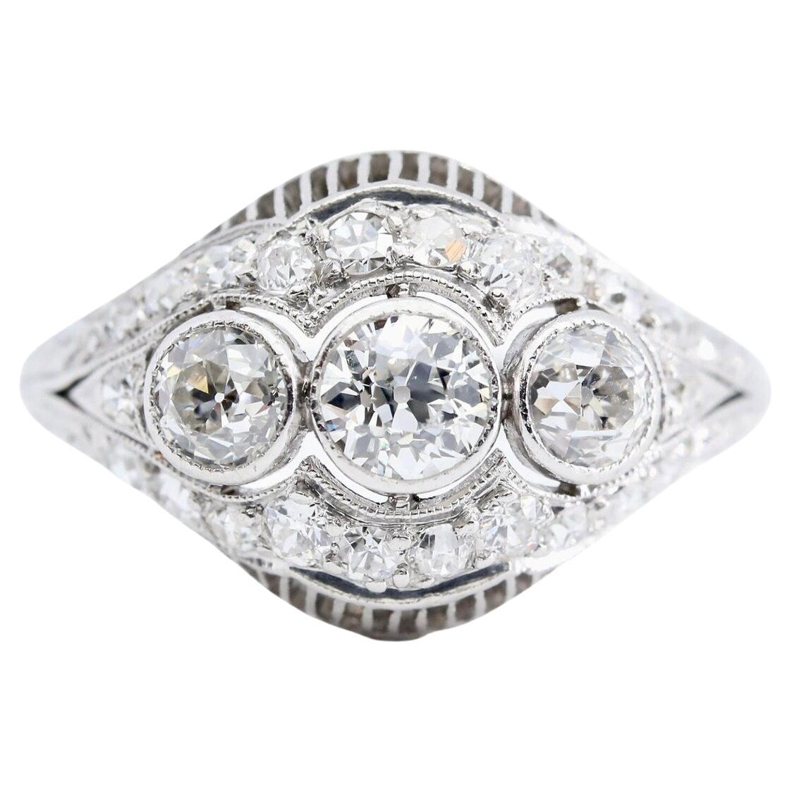 Filigraner Art-Déco-Ring aus Platin mit drei Steinen und Diamanten im Angebot