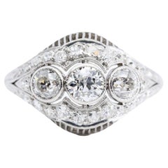 Filigraner Art-Déco-Ring aus Platin mit drei Steinen und Diamanten