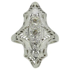 Art Deco Dreisteiniger Diamantring mit Diamanten
