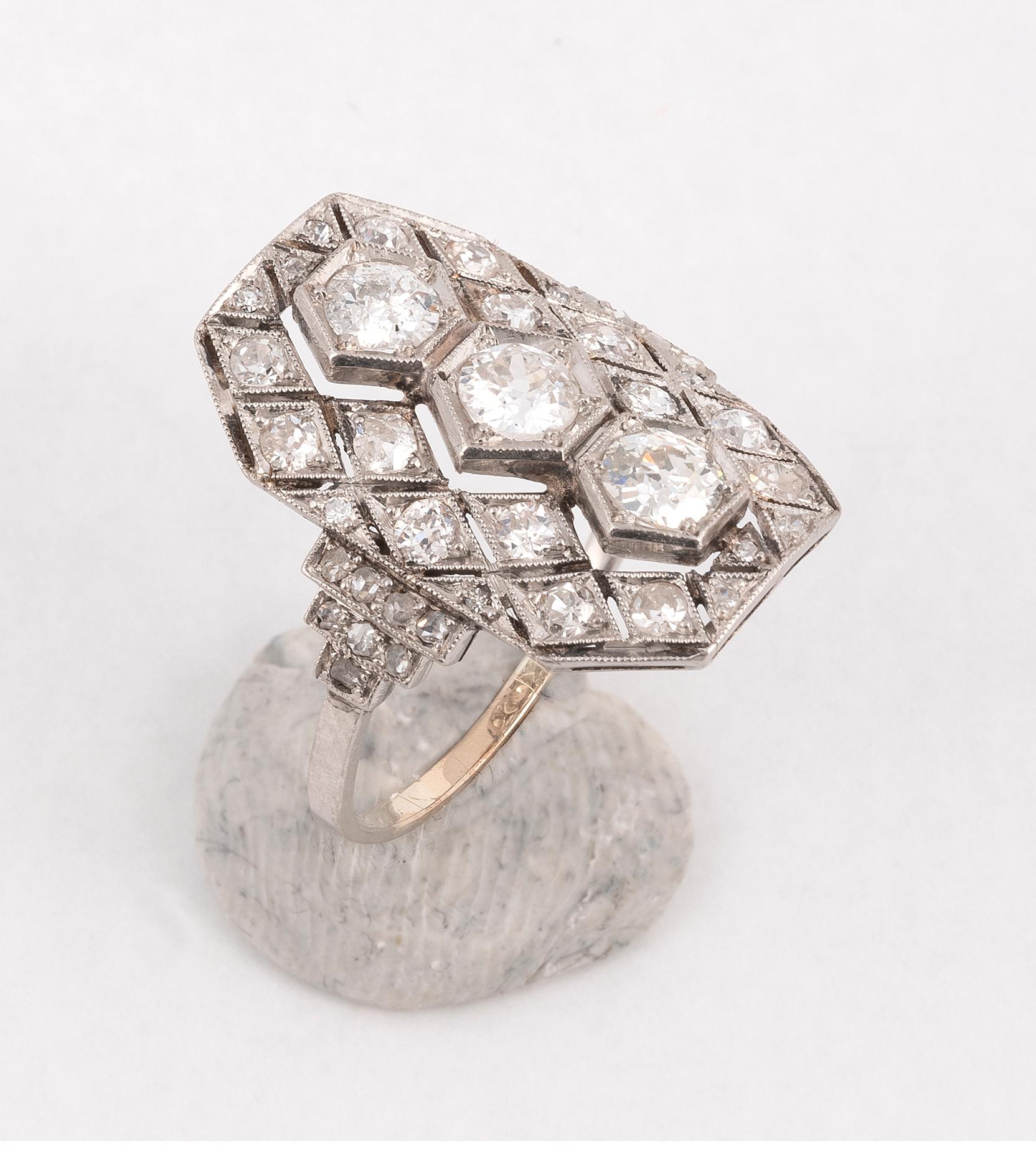 Art Deco Three-Stone Old European Diamond Engagement Ring In Excellent Condition In Firenze, IT