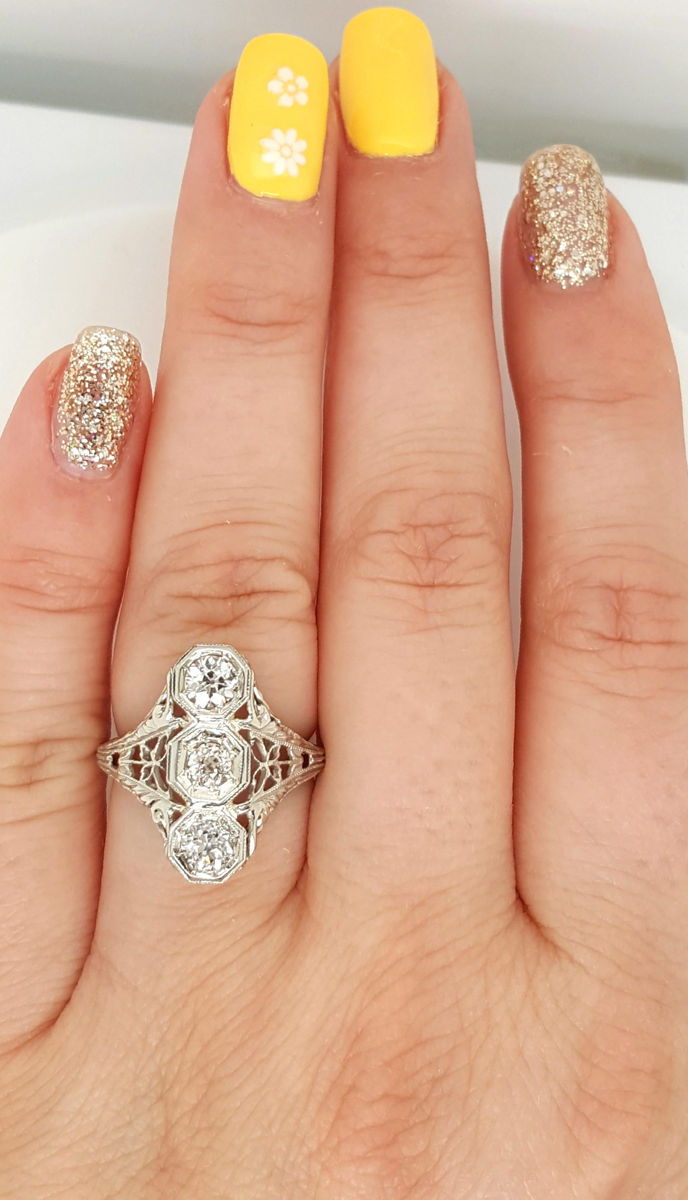Art Deco Three-Stone Old European Diamond Filigree Engagement Ring, circa 1930s In Good Condition For Sale In Addison, TX