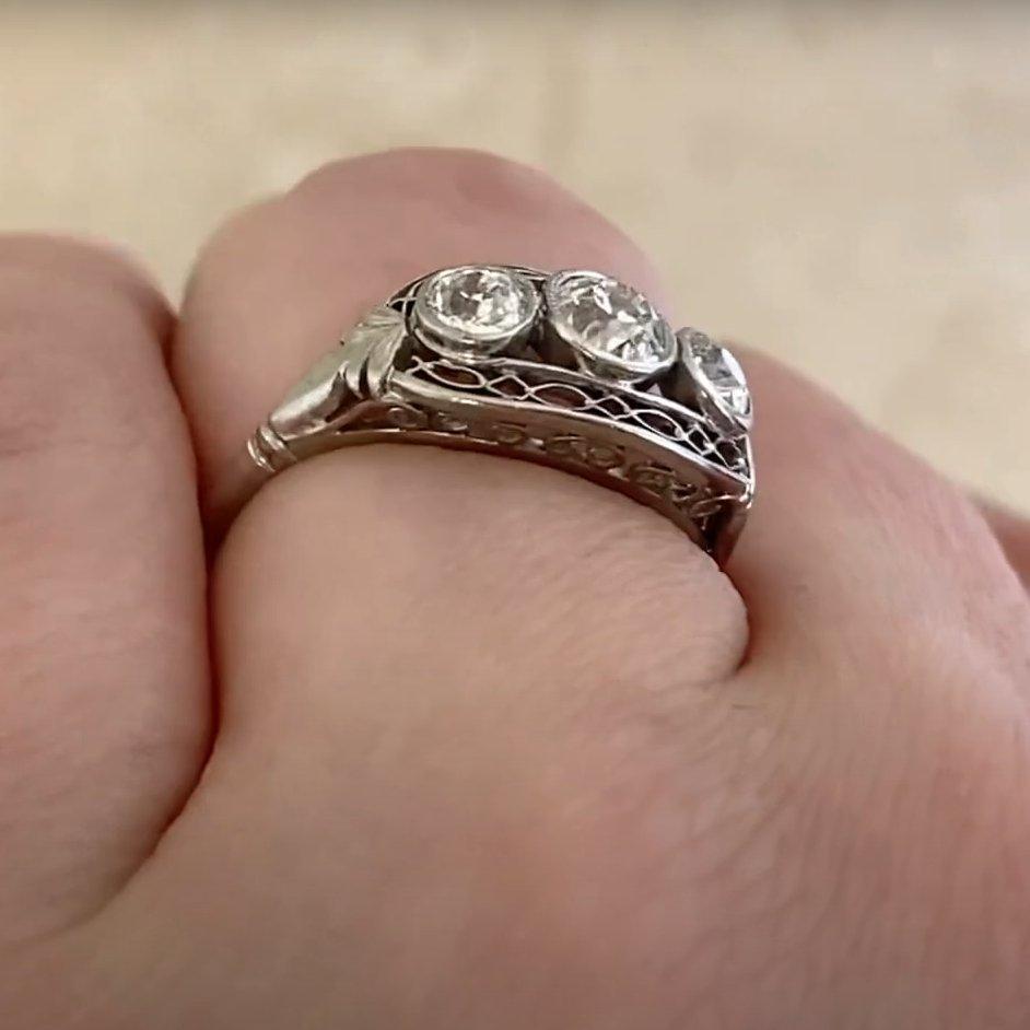 Taglio antico europeo Anello con diamante europeo antico a tre pietre (circa 0,3 carati), platino in vendita