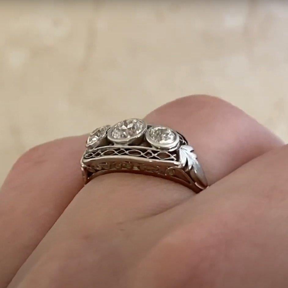 Anello con diamante europeo antico a tre pietre (circa 0,3 carati), platino In condizioni ottime in vendita a New York, NY