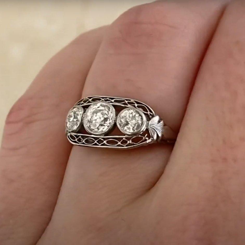 da uomo o donna Anello con diamante europeo antico a tre pietre (circa 0,3 carati), platino in vendita