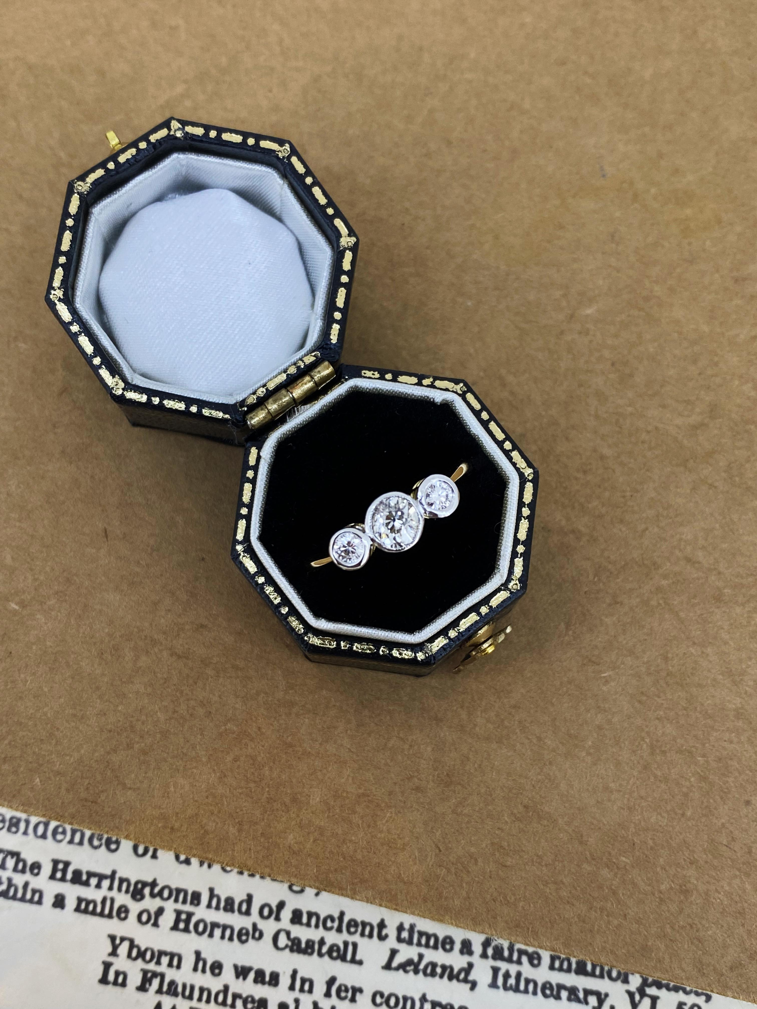 Art déco Bague Art-Déco à trois pierres, diamants taille ancienne sertis en chaton et platine 18 carats en vente