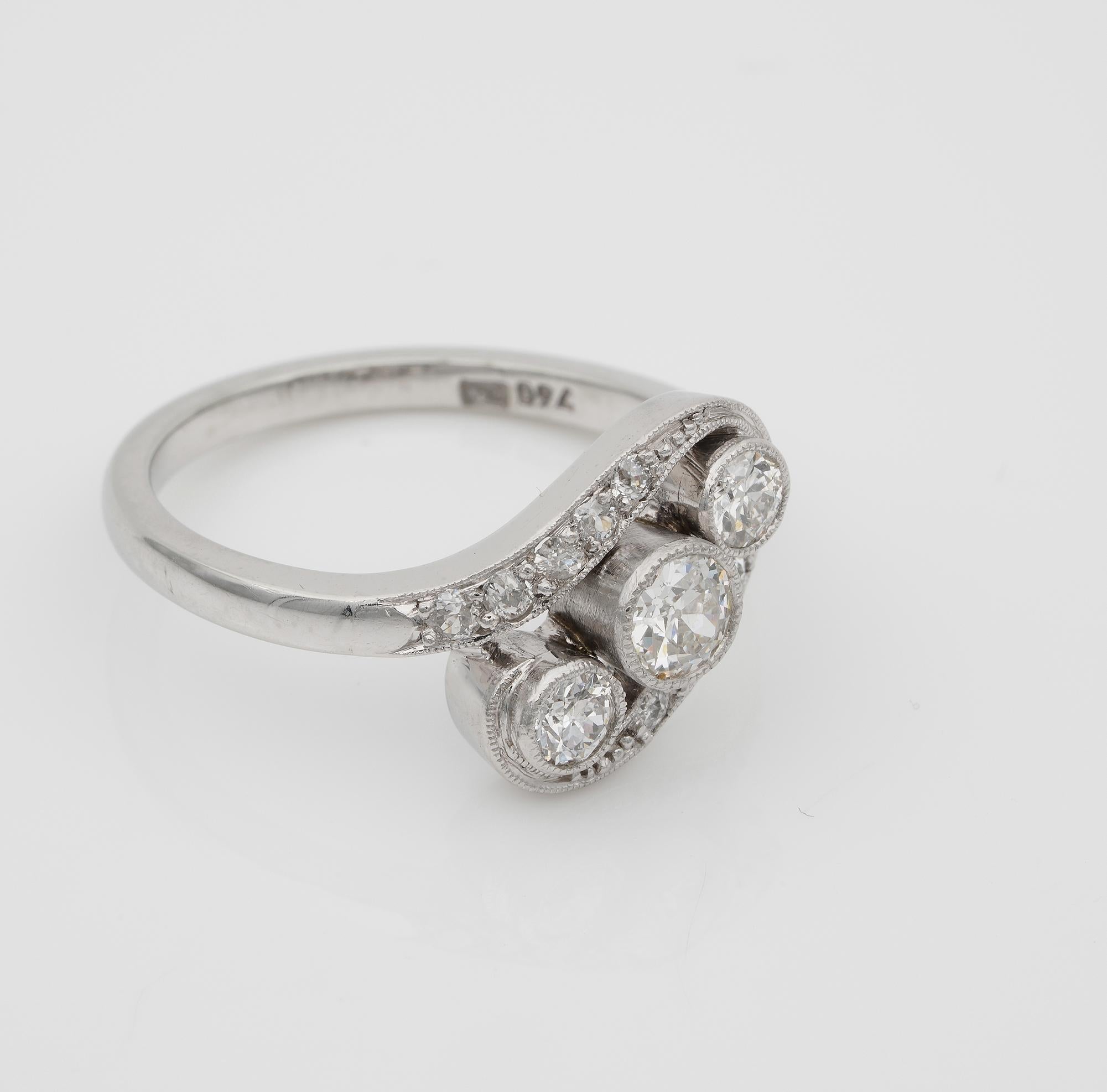 Verdrehter Art-Déco-Ring mit drei Steinen, 1,25 Karat Diamant (Art déco) im Angebot