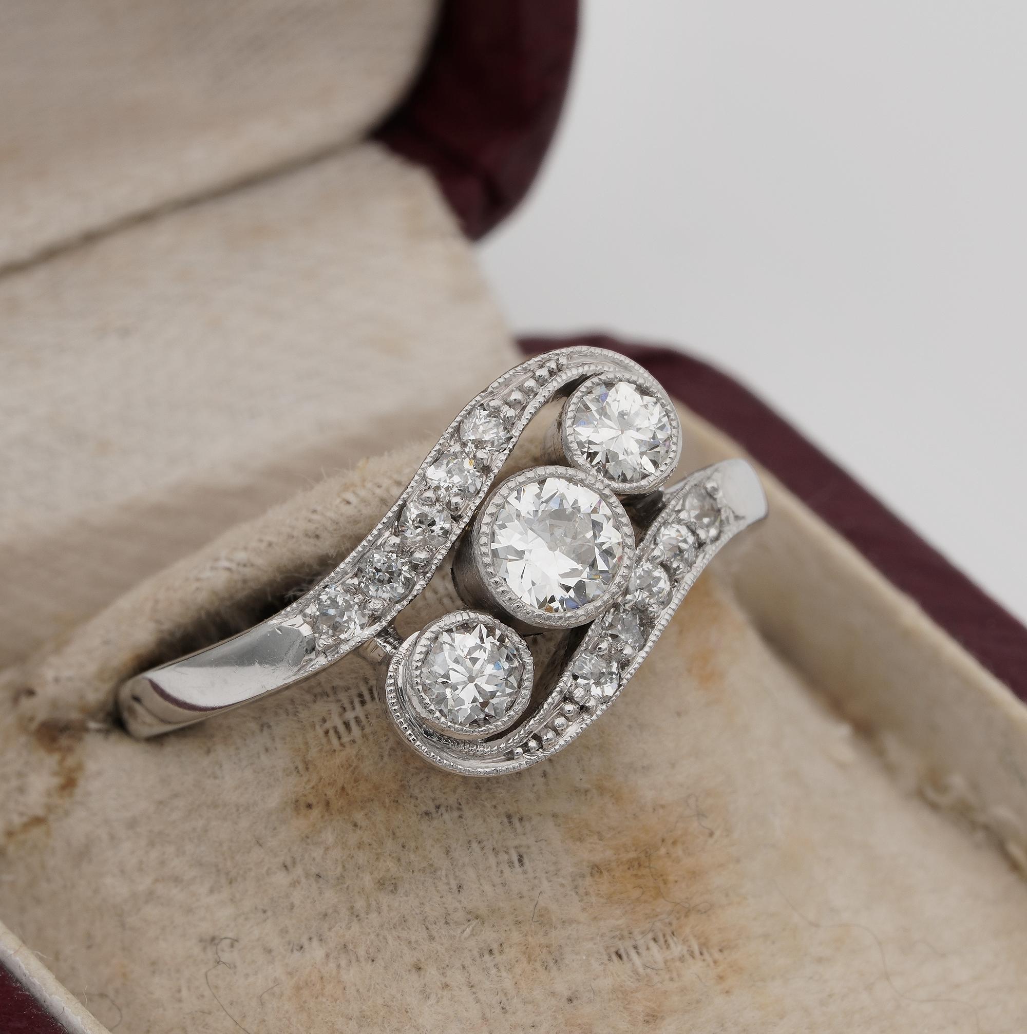 Verdrehter Art-Déco-Ring mit drei Steinen, 1,25 Karat Diamant (Alteuropäischer Schliff) im Angebot