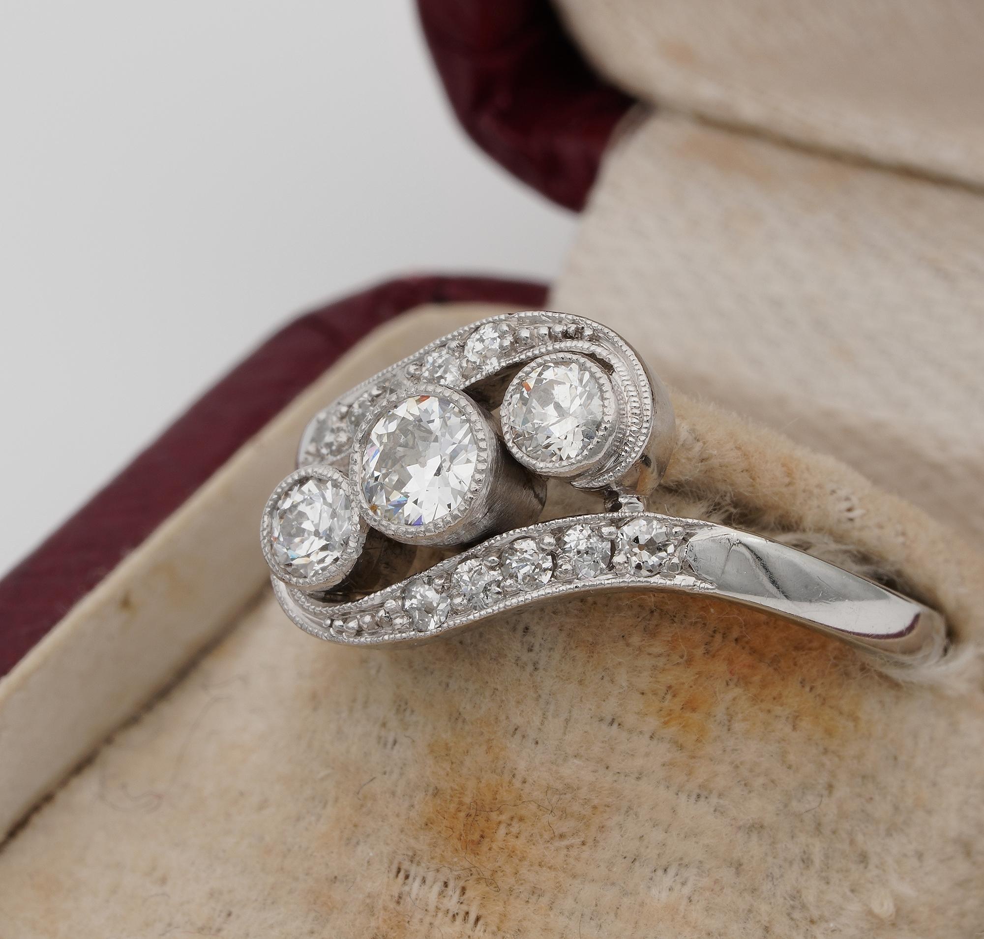 Verdrehter Art-Déco-Ring mit drei Steinen, 1,25 Karat Diamant Damen im Angebot