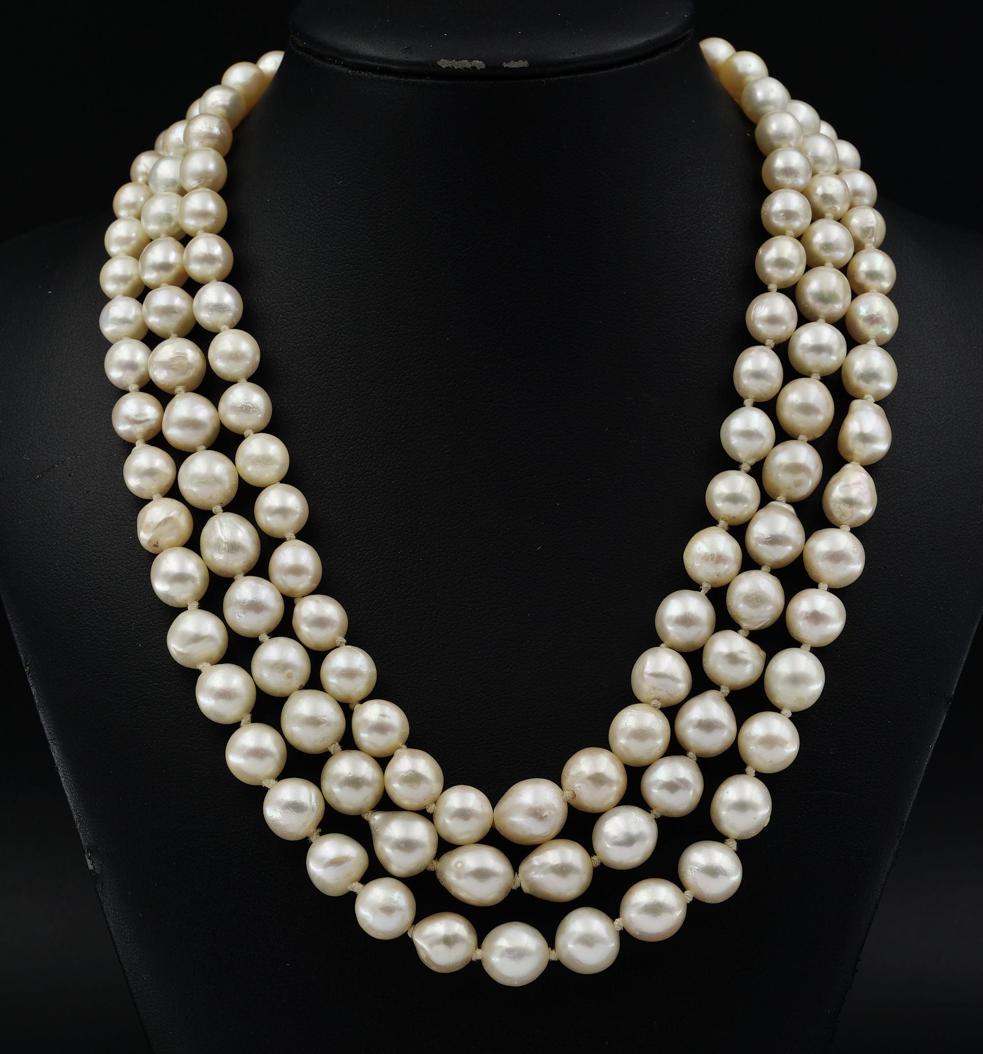 Art Deco Drei Strang Barock geformte Perlenkette Rubin Diamant Großer Verschluss (Art déco) im Angebot